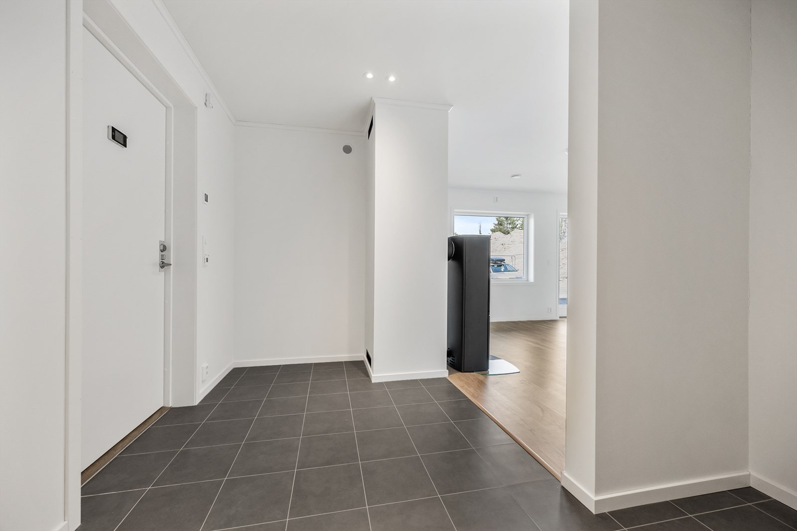 I entréen er det godt med plass til å henge fra seg yttertøyet. Galleribilde