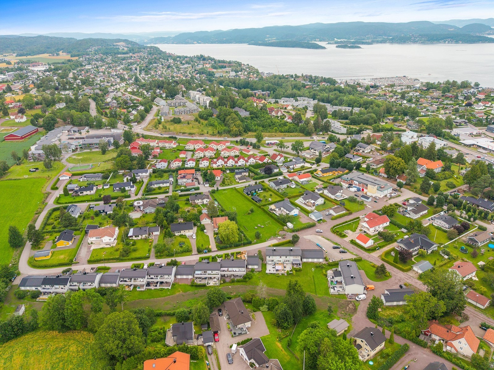 For pendlere er området ideelt. Holmestrand stasjon ligger innen gangavstand via fjellheisen og har hyppige togavganger både mot Oslo og sørover i Vestfold Galleribilde