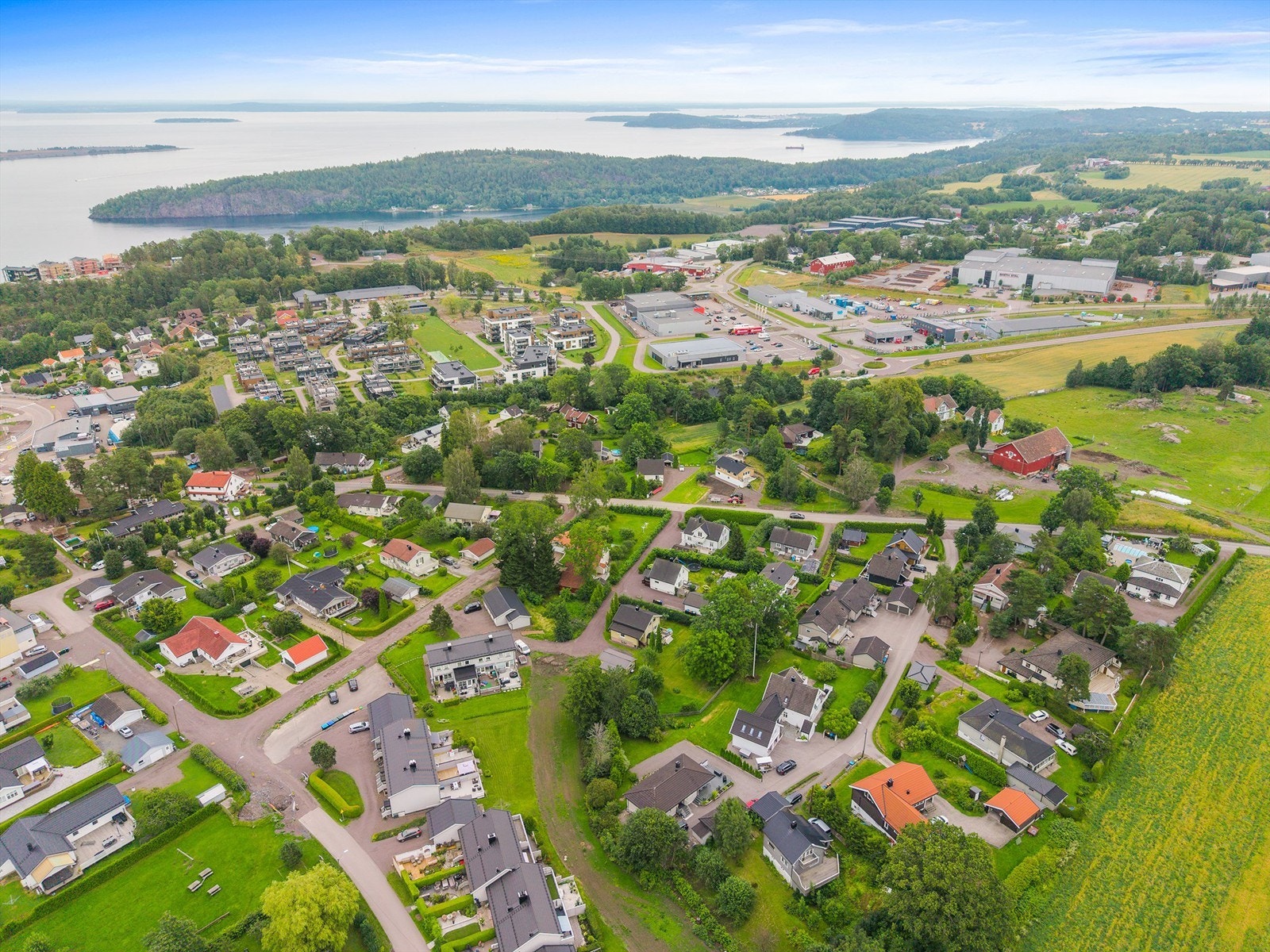 Kleivbrottet ligger like i nærheten og tilbyr både treningssenter og et mangfold av butikker og tjenester Galleribilde