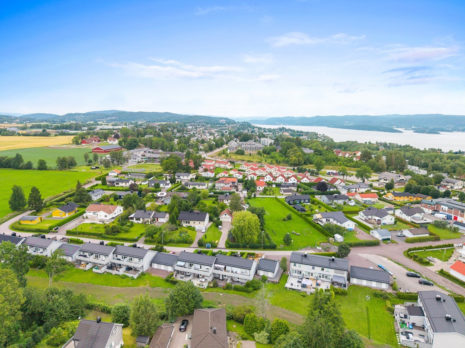 Boligen har en attraktiv beliggenhet i et stille og etablert boligområde på Neperud. Kort vei til dagligvarebutikk, skole, barnehage og sentrum Galleribilde
