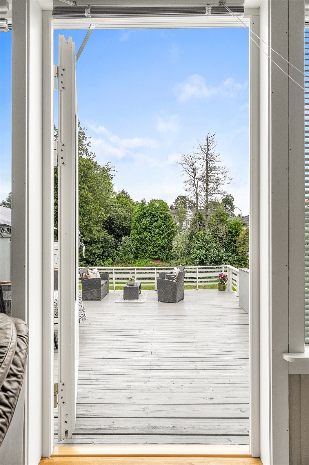 Fra stuen er det direkte adkomst til stor terrasse Galleribilde