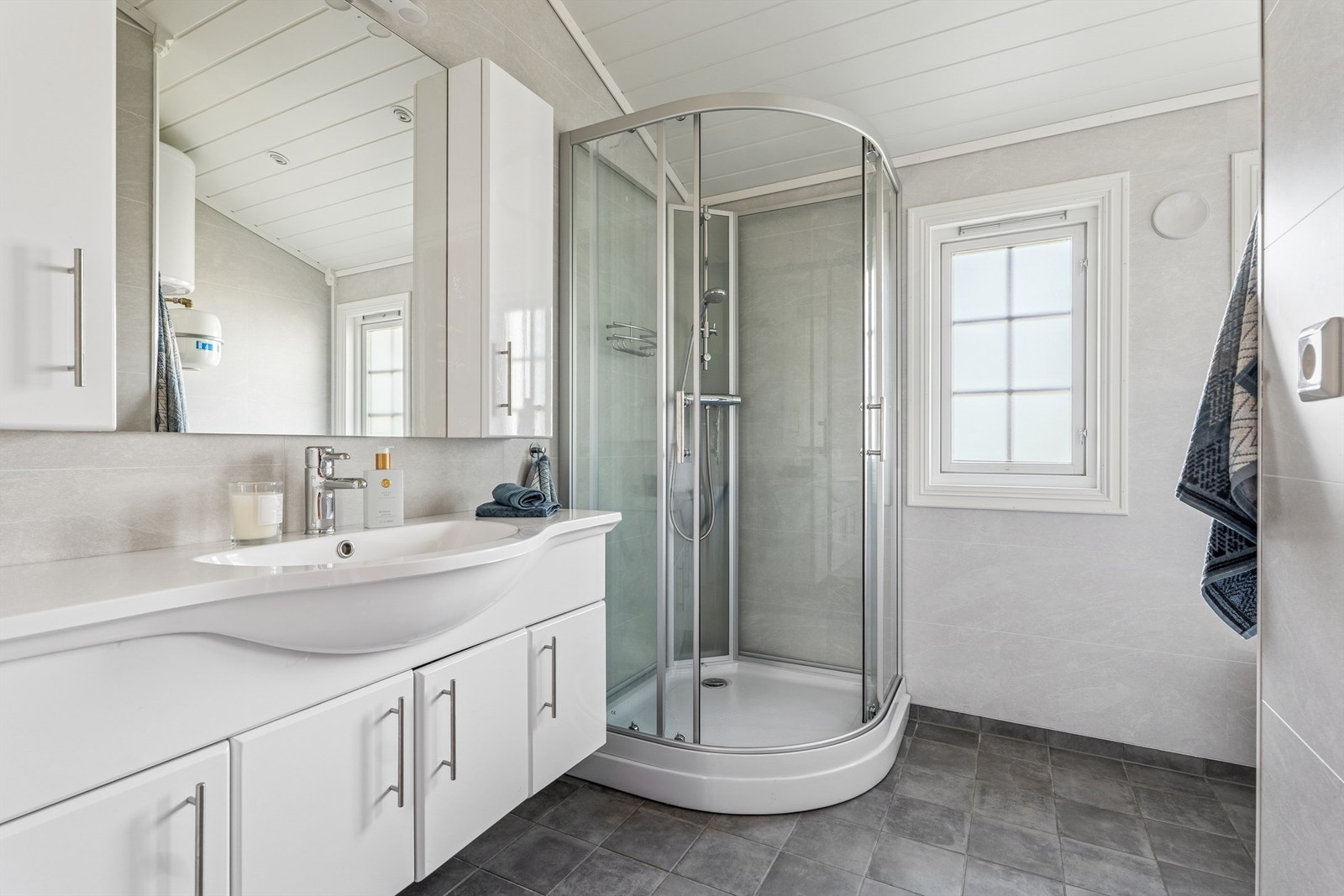 Badet ble oppgradert i 2017 og har flislagt gulv med gulvvarme, baderomsplater på vegger, gulvstående toalett og dusjkabinett, i tillegg til opplegg for vaskemaskin. (Foto: EFKT v/ Kristian Haug) Galleribilde