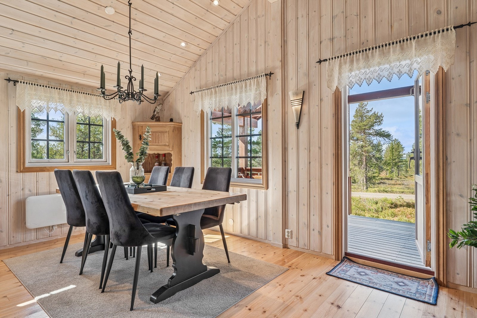 Fin plass for spisegruppe i tilknytning til kjøkkenet. Galleribilde