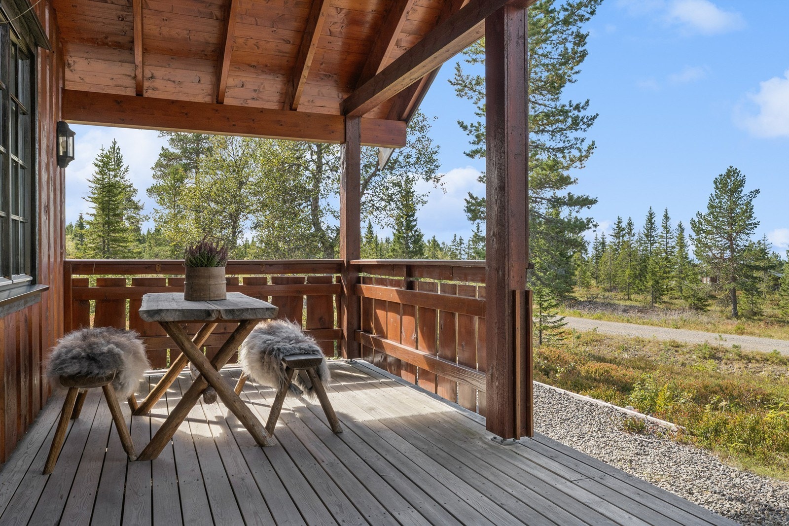 Fra stuen er det adkomst til den vest-vendte terrassen med god plass til utemøbler og dekorasjoner for å gjøre dette til en svært koselig uteplass. Galleribilde