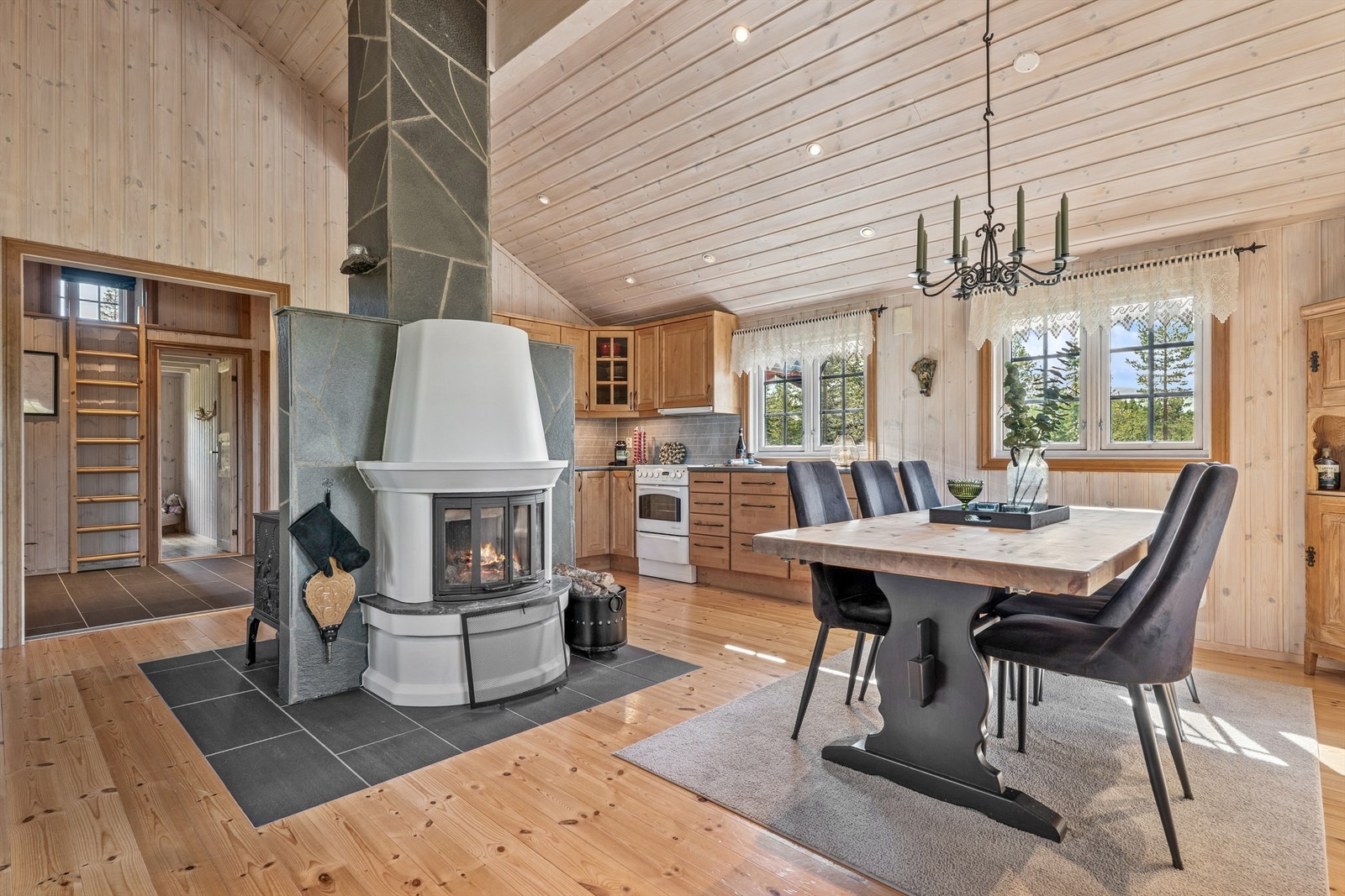 Med både peisovn og åpen peis i stuen er det ikke vanskelig å skape en lun og hyggelig atmosfære etter en aktiv dag utendørs. Galleribilde