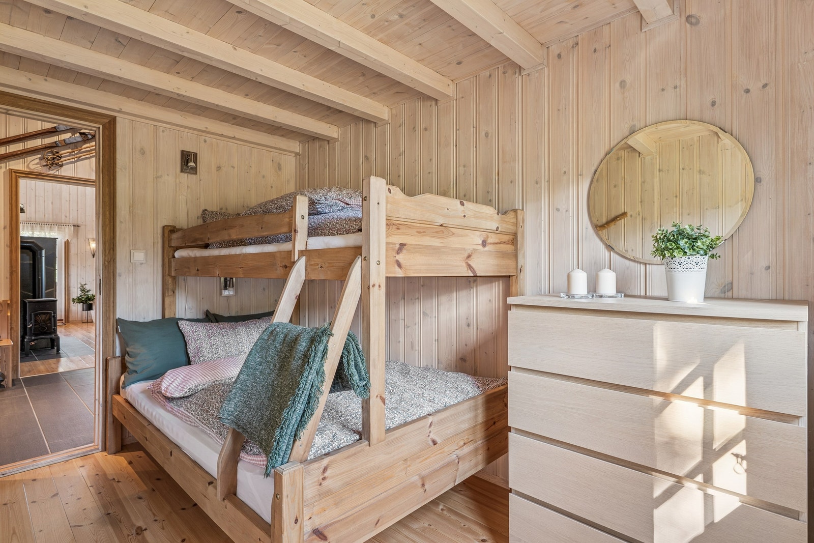 Soverom 2 med familiekøye og kommode. Galleribilde