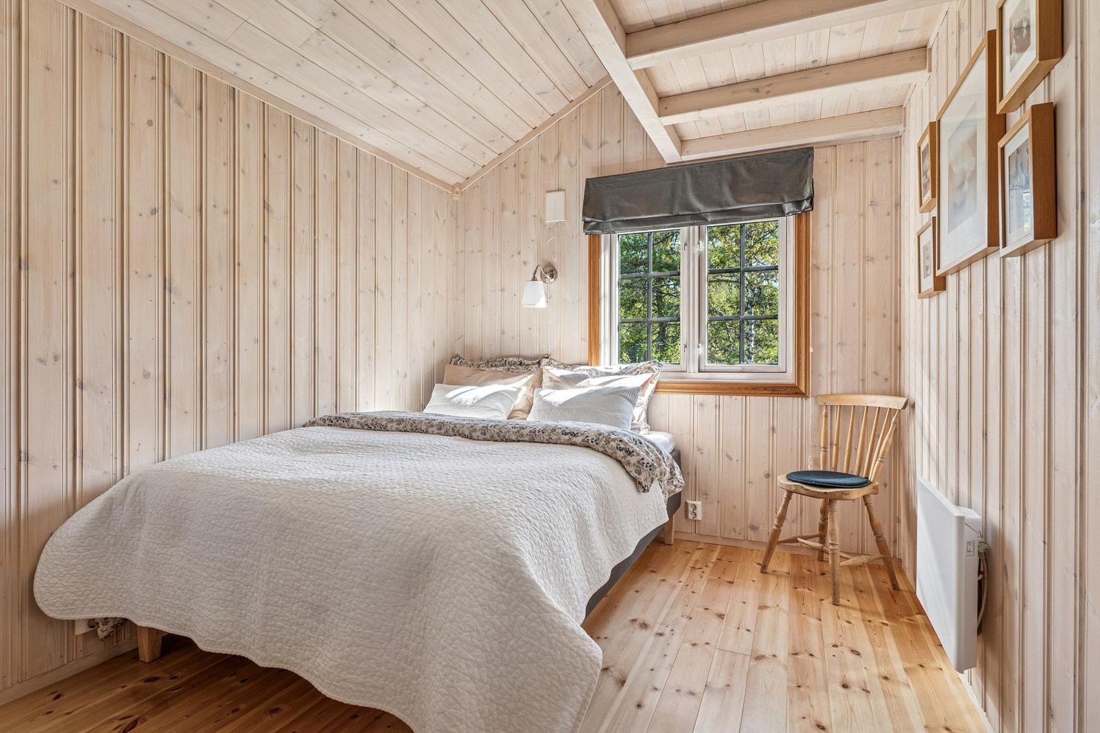 Soverommene er alle av god størrelse med plass til dobbeltsenger eller køyesenger, samt noe annet møblement. Galleribilde