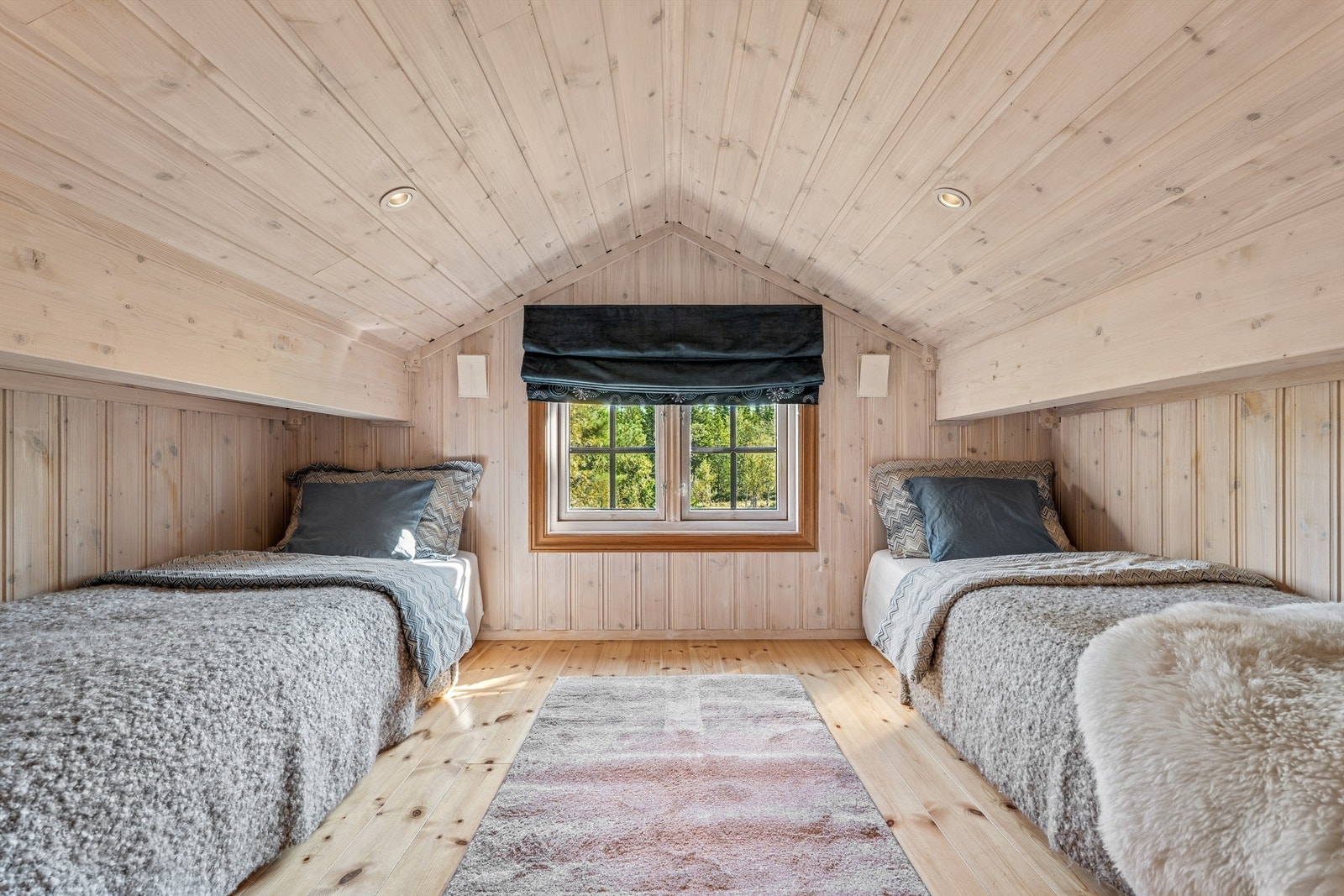 Over soverommene finner vi den romslige hemsen med opptil flere sengeplasser. Galleribilde