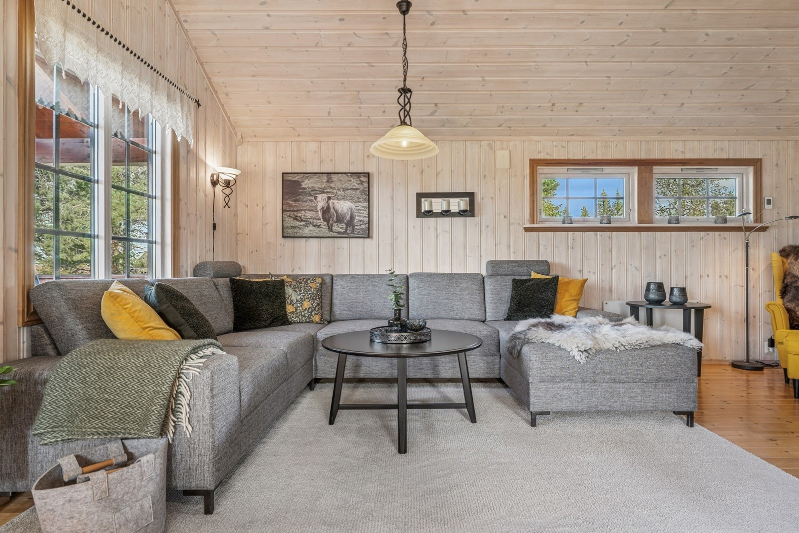 Stuen har også godt med plass til sofagruppe og opplegg for tv. Galleribilde