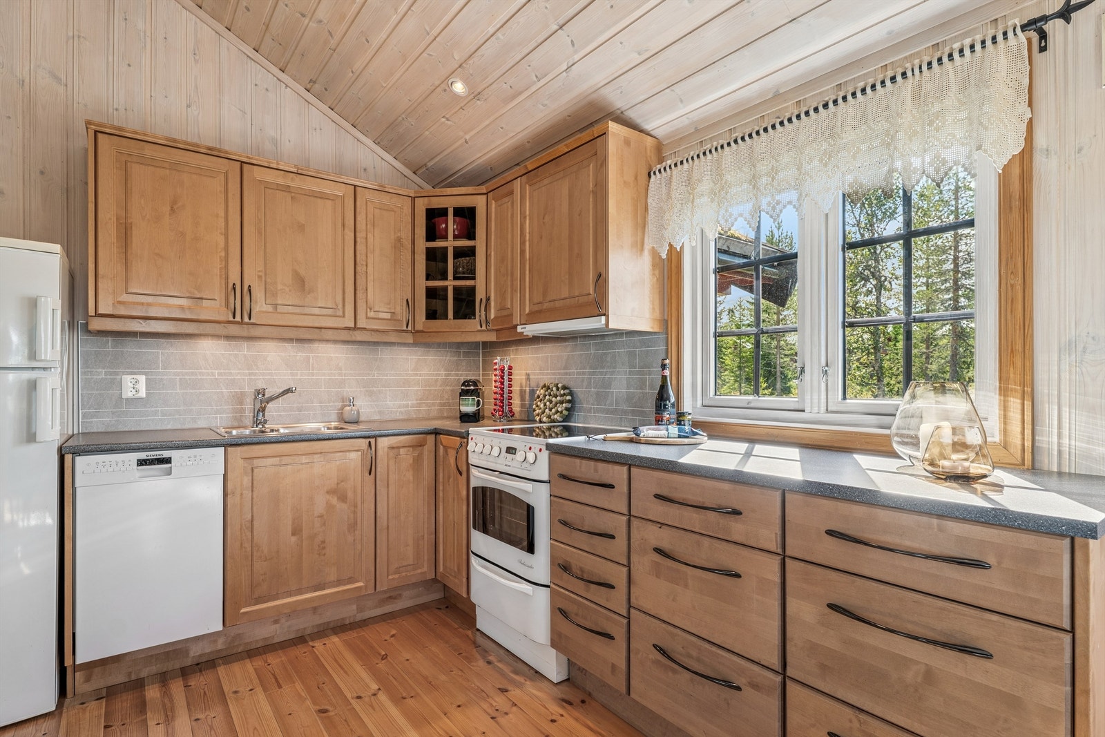 I forbindelse med oppgradering av badet ble det lagd plass og satt inn en svært praktisk oppvaskmaskin på kjøkkenet. Galleribilde