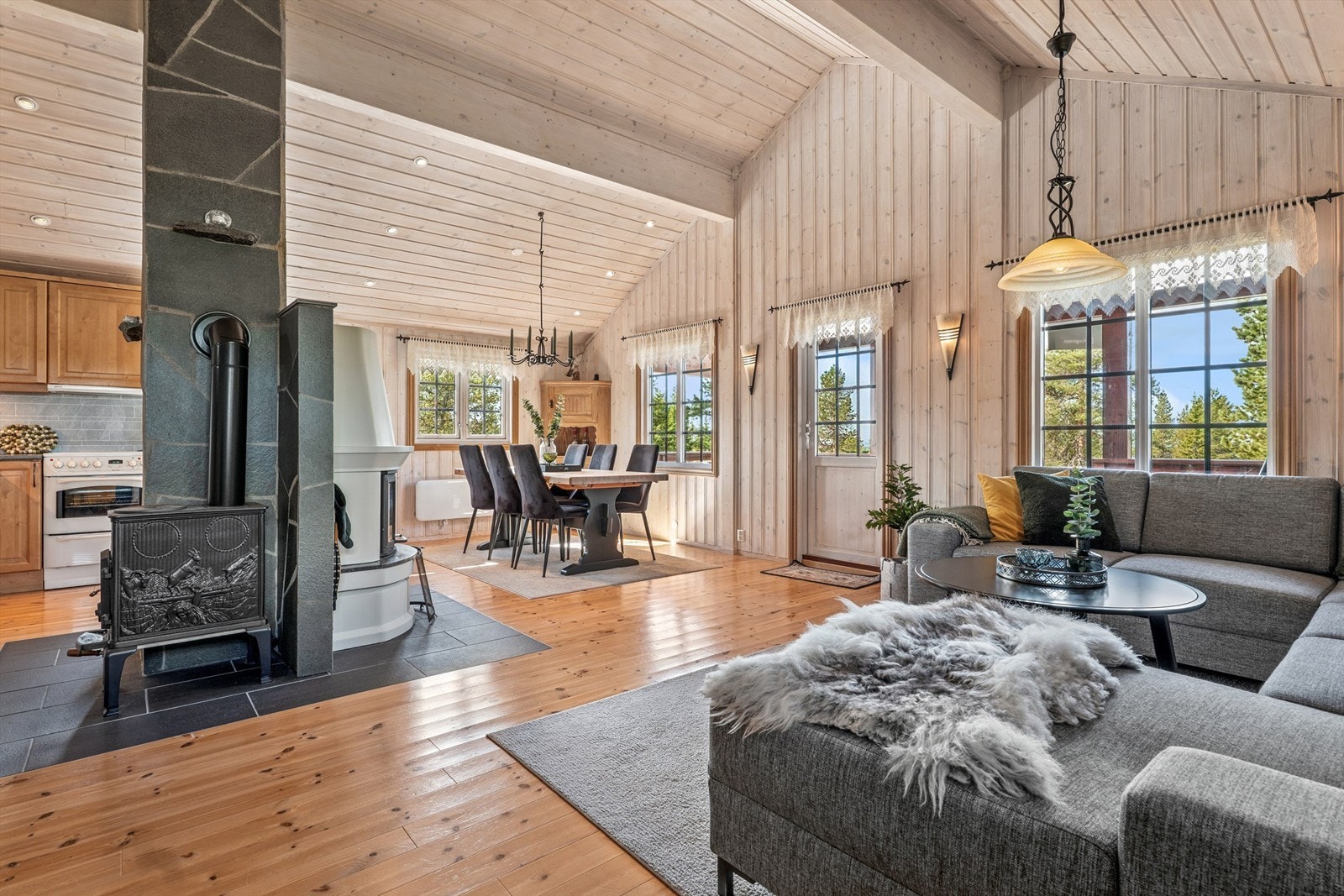 Det store oppholdsrommet har full takhøyde og gir god plass til både familie og venner. Galleribilde