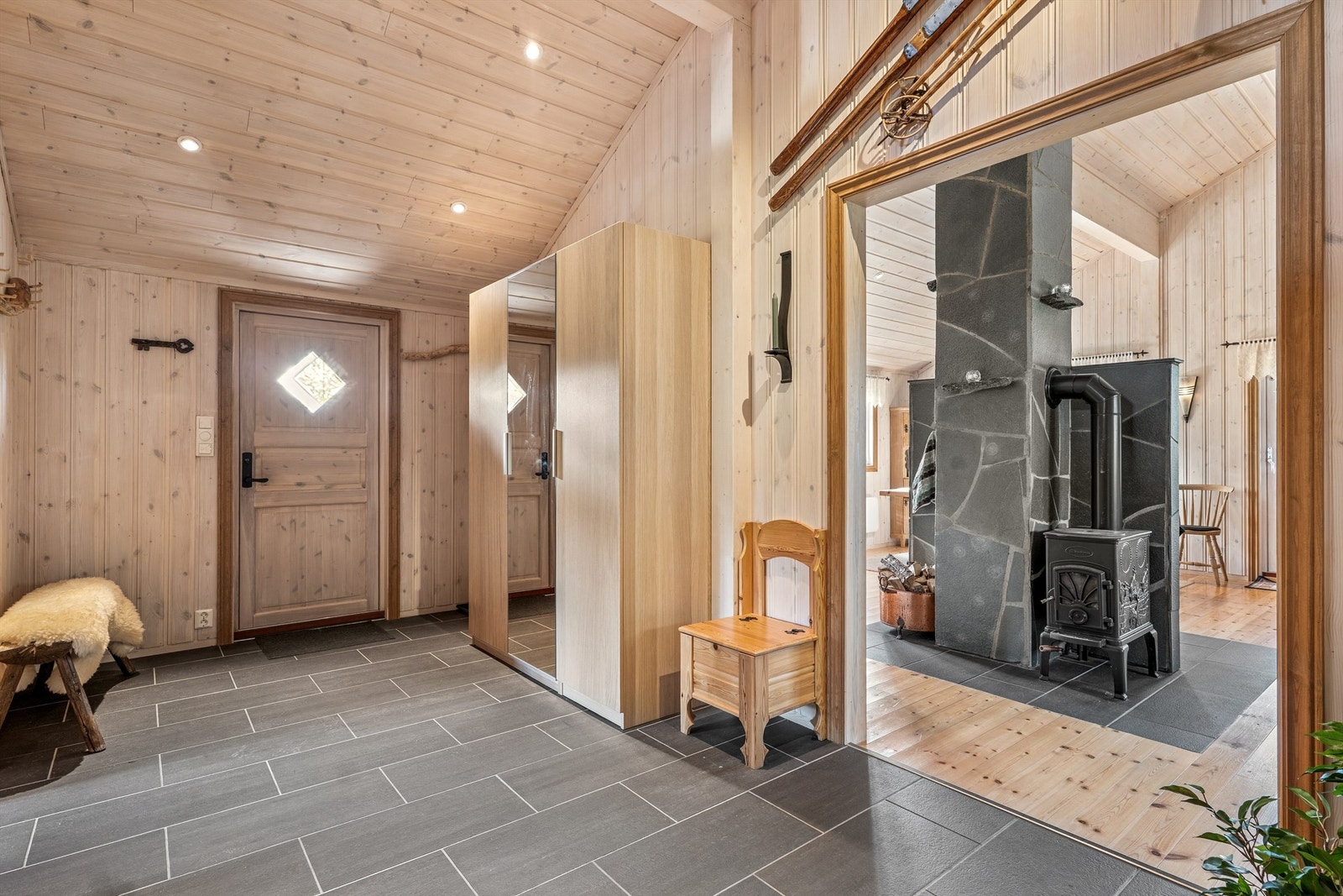 Den romslige entréen i hytta gir god plass til hele familien når man skal kle av og på seg i forbindelse med aktiviteter. (Foto: EFKT v/ Kristian Haug) Galleribilde