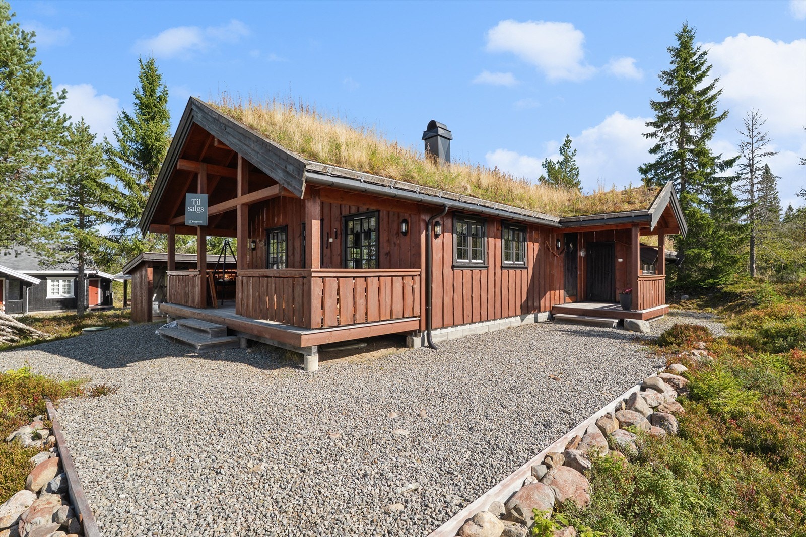 Overbygd inngangsparti med adkomst til utvendig bod, ideell for lagring av aktivitetsutstyr og annen oppbevaring. Galleribilde