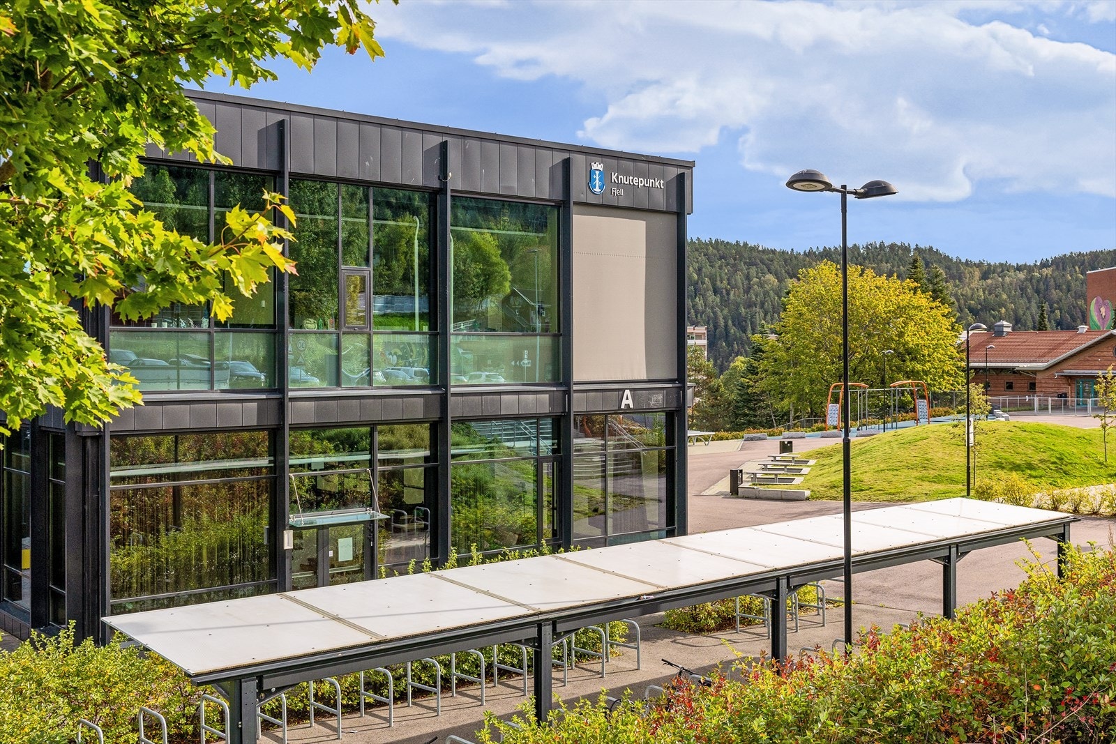 Nærmiljøet byr på kort gangavstand til både barne- og ungdomsskole, flere barnehager, idrettsanlegg, lekeplasser, bibliotek og dagligvarebutikk. Galleribilde