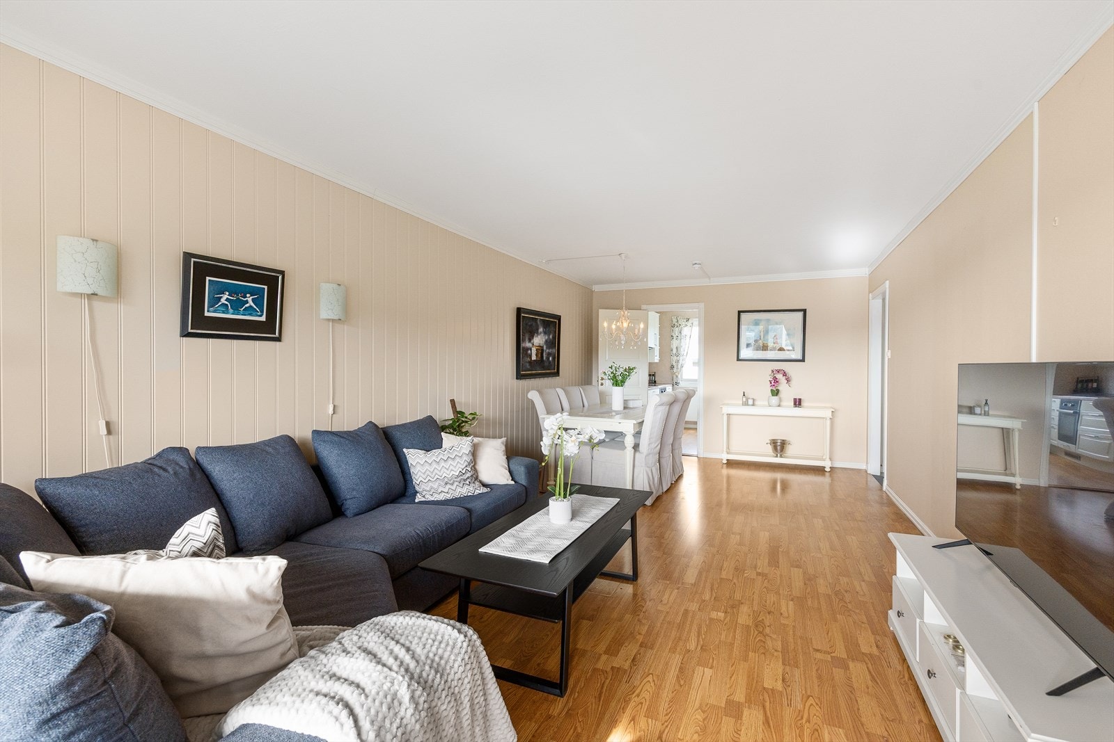 Planløsningen er tilpasset på en meget god måte med plass til både sofagruppe, spiseplass og tilhørende møbler. Galleribilde