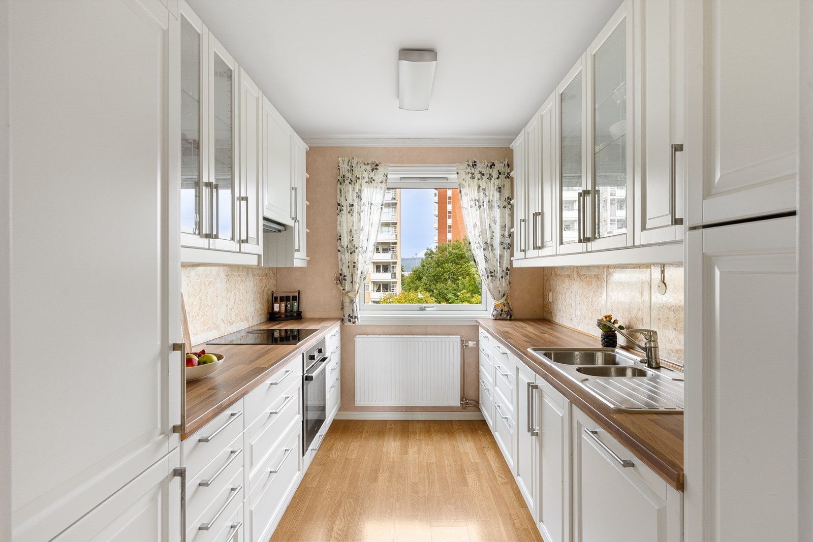 Pent kjøkken delvis separat fra stue - perfekt for den kokkeglade! Galleribilde