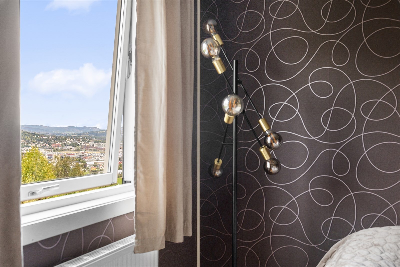 De store vindusflatene gir en luftig atmosfære og rikelig med dagslys. Galleribilde