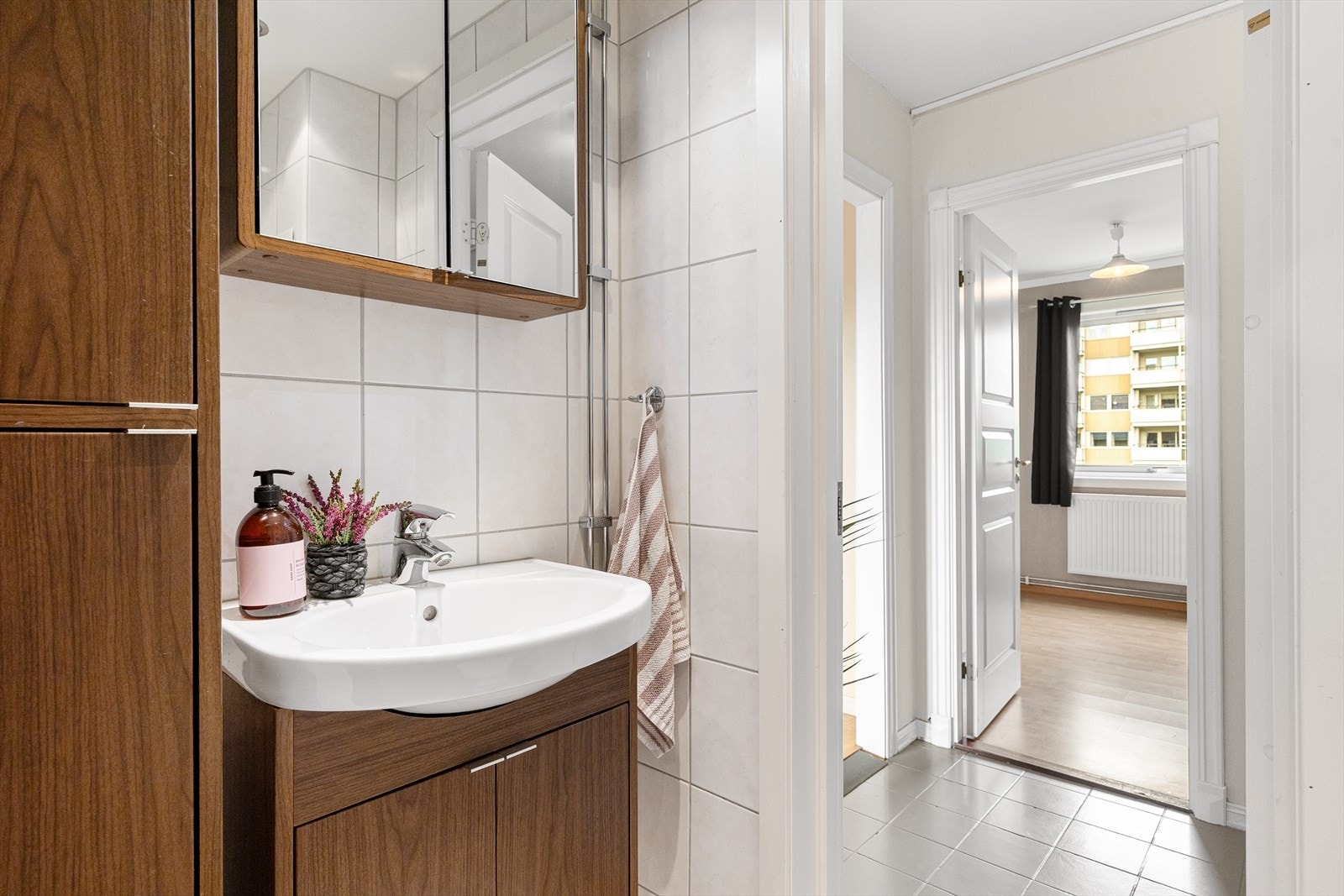 Badet er innredet med dusj med innfellbare dører i herdet glass, servant med innredning, speil over servant og veggfestet klosett med innebygget sisterne. Galleribilde