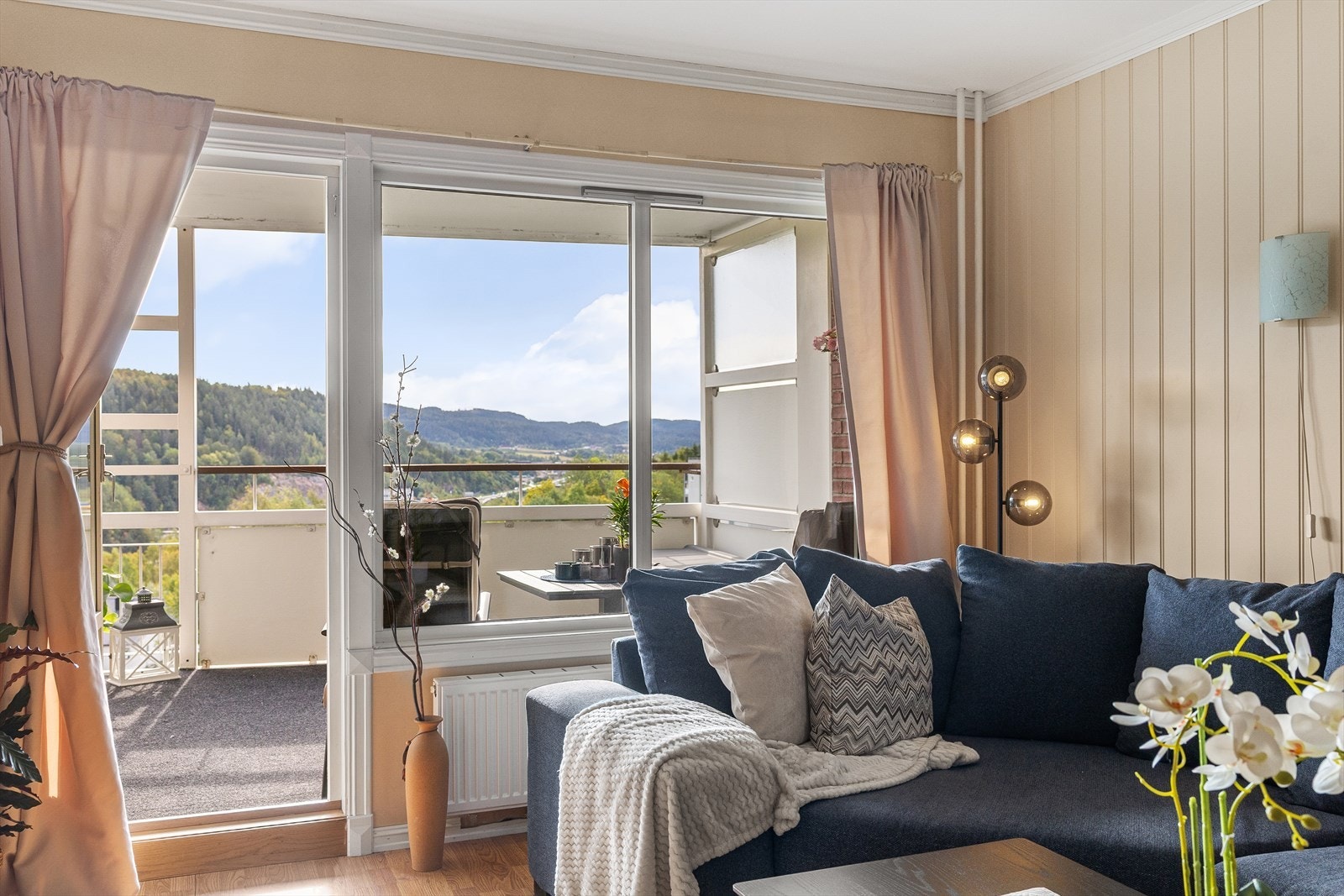 Fra stuen er det utgang til sydøstvendt balkong med fantastisk utsikt. Galleribilde