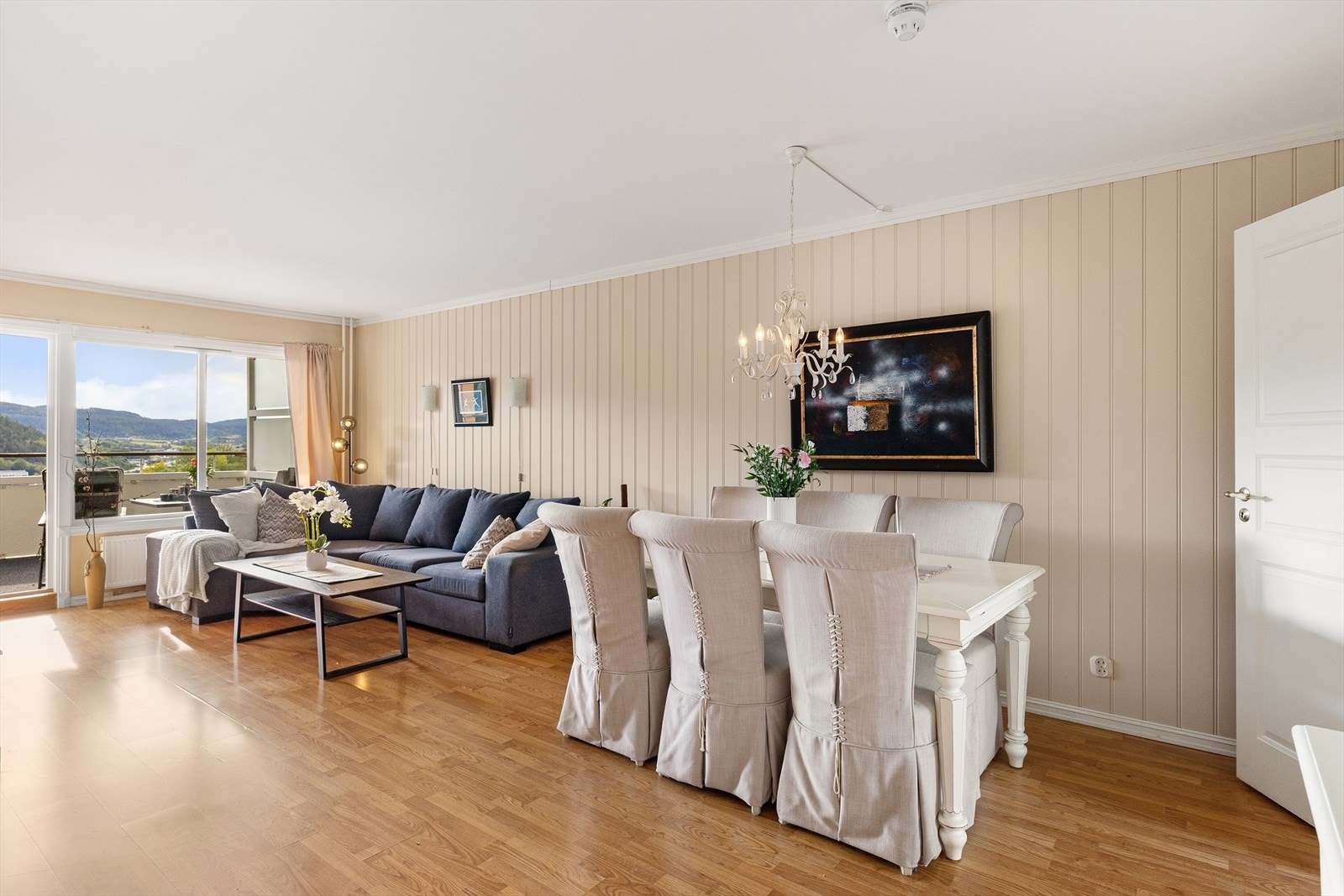 Stuen er lys og luftig med store vindusflater som sørger for rikelig med innslipp av naturlig lys. Galleribilde