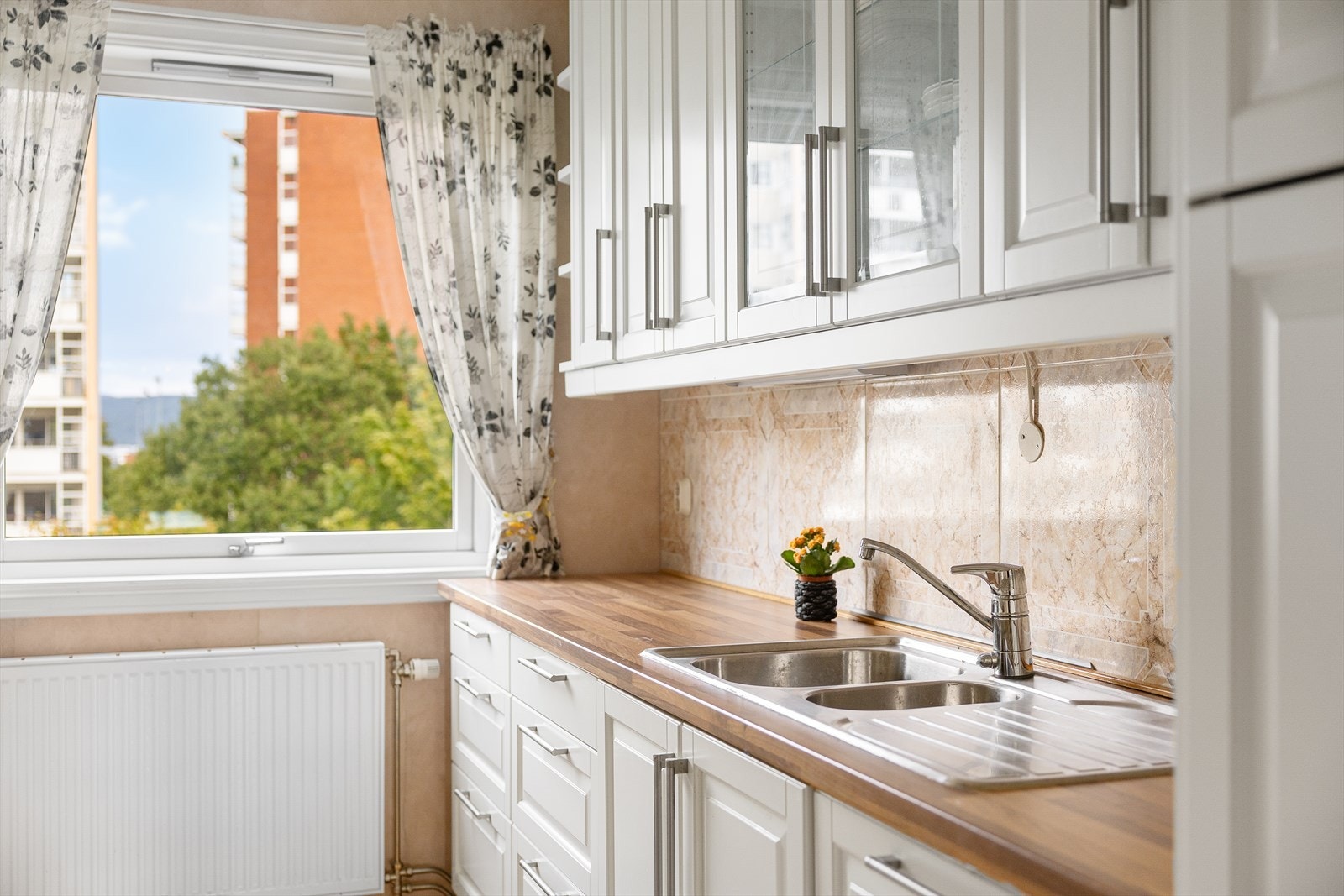 Kjøkkenet er tilpasset på en god måte med rikelig skap- og benkeplass. Galleribilde