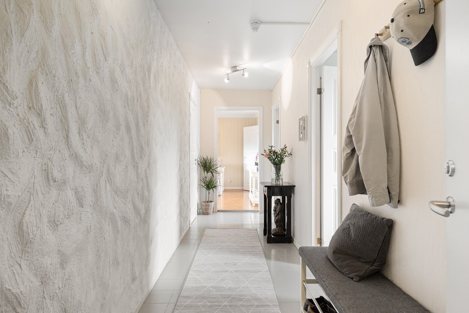 Leiligheten har en lys og romslig entré med gode oppbevaringsmuligheter. Galleribilde