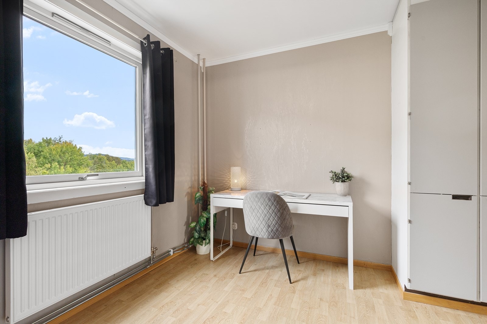 Soverommet er av god størrelse med plass til seng og garderobe. Galleribilde