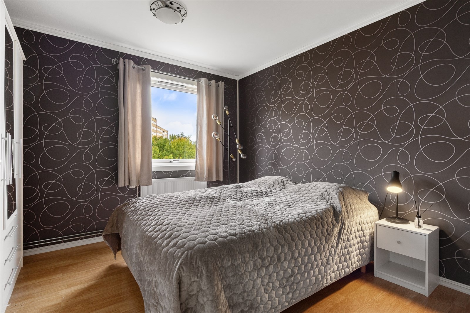 Hovedsoverommet er av svært god størrelse med god plass til dobbeltseng og tilhørende møbler. Galleribilde