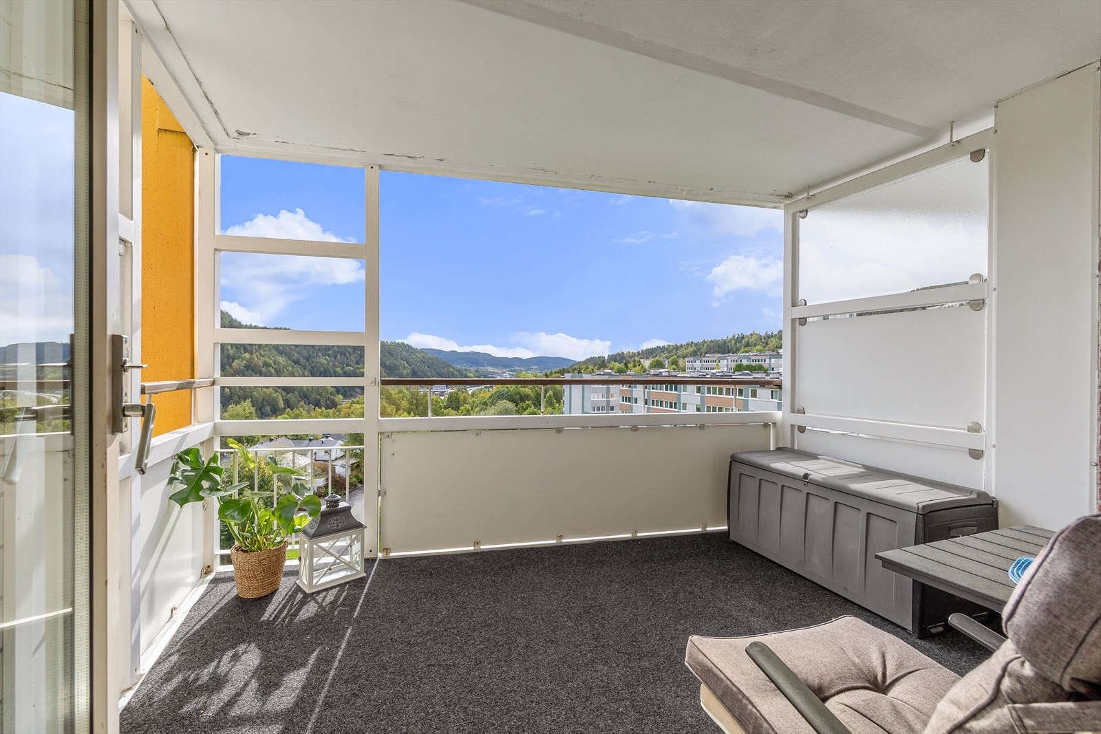 I vår- og sommerhalvåret blir balkongen en naturlig forlengelse av stuen, perfekt for hyggelige stunder med familie og venner. Galleribilde