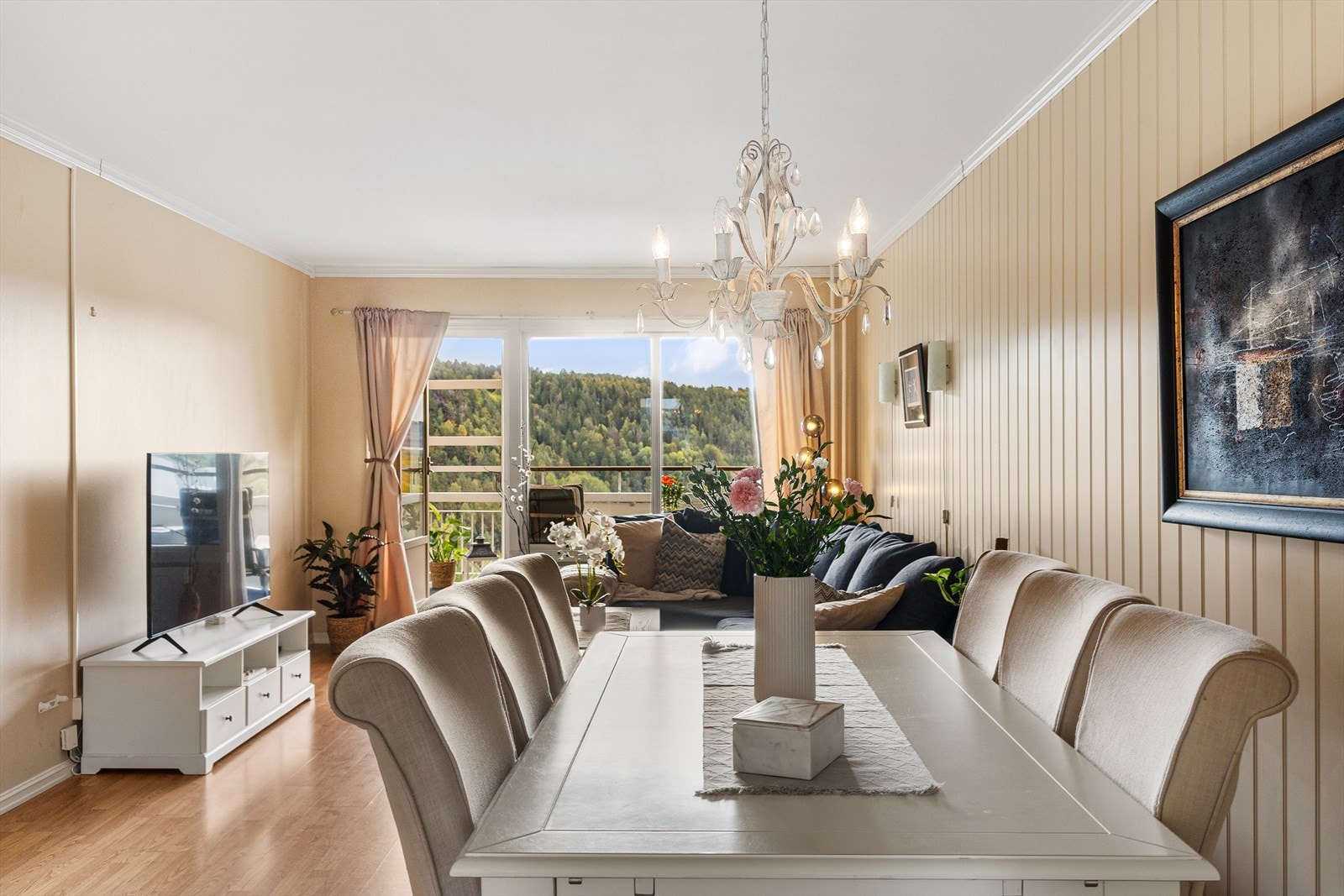 Dette rommet fremstår som romslig og åpent med store vindusflater og flott utsikt - alt dette er med på å skape et godt og sosialt opphold! Galleribilde