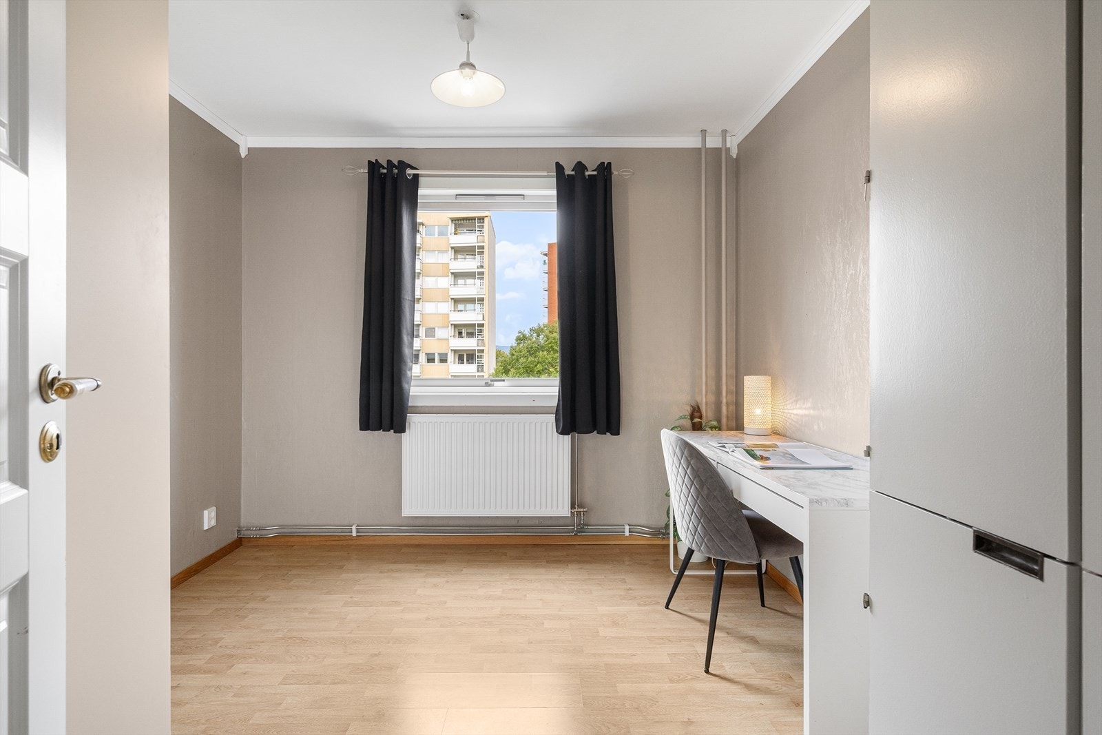 Boligens andre soverom har også inngang fra entrè. Galleribilde