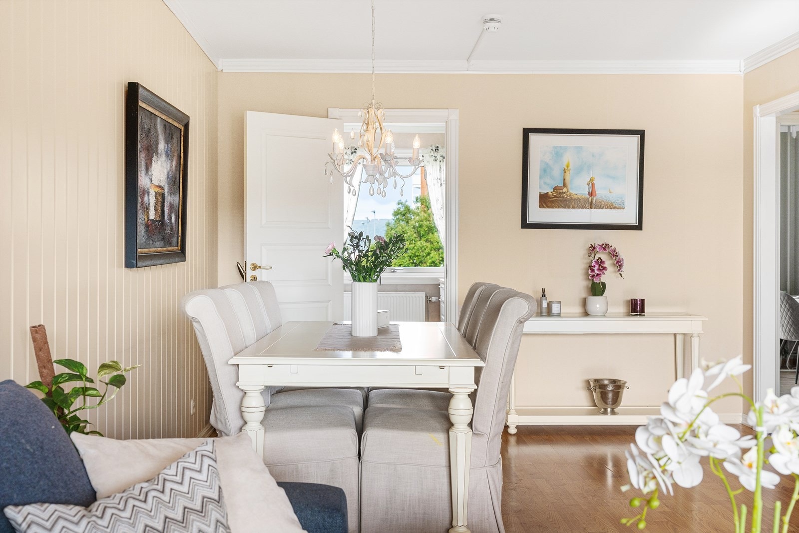 God plass til å invitere gjester på middagsbesøk og ha koselige stunder rundt middagsbordet. Galleribilde