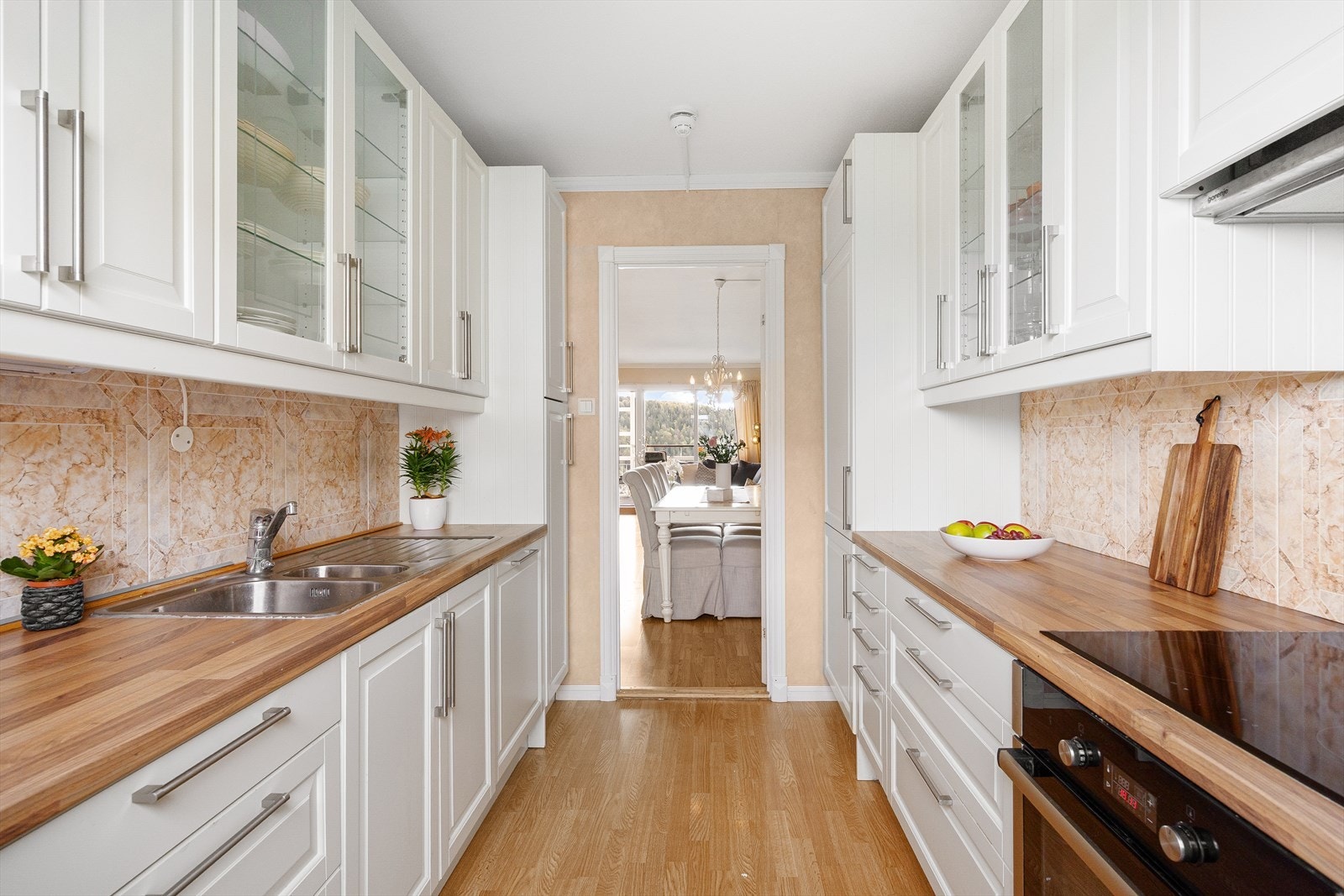 Videre er kjøkkenet utstyrt med integrert platetopp, stekeovn, oppvaskmaskin og kjøl/frys. Galleribilde