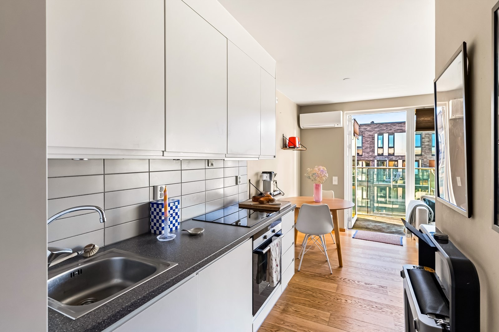 Det er utstyrt med integrerte hvitevarer som platetopp, stekeovn, kjøl/fryseskap og oppvaskmaskin. Galleribilde