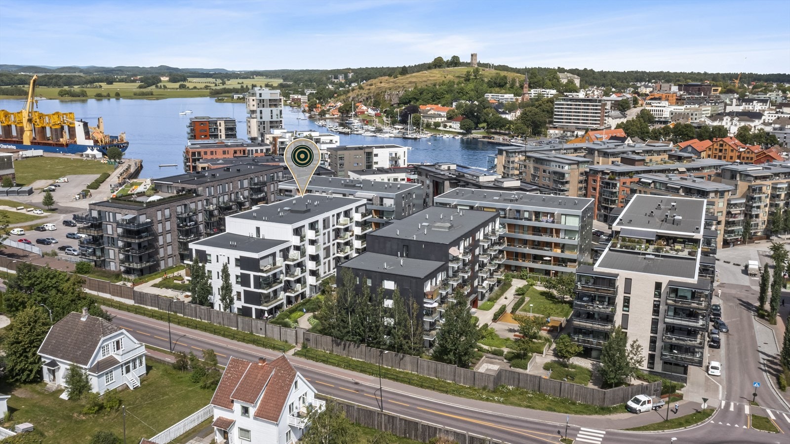 Leiligheten har hyggelig beliggenhet rett ved Brygga i Tønsberg. Sentrumsnært boligområde med bare et steinkast unna gangbroen, som tar deg direkte over til alle byens fasiliteter. Galleribilde