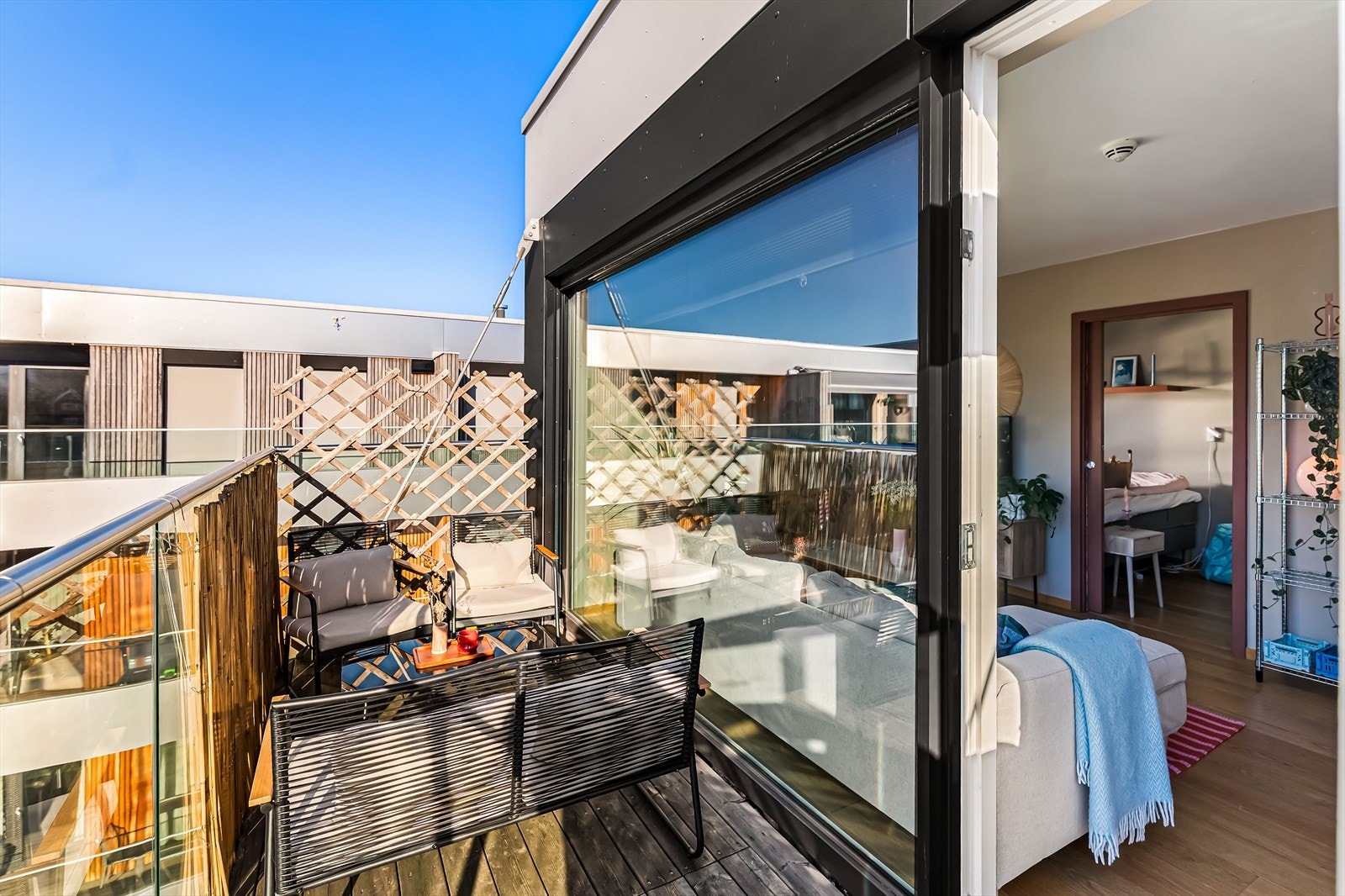 Fra stuen er det utgang til terrassen på 8 kvm, hvor man kan nyte utendørslivet på varme dager. Galleribilde