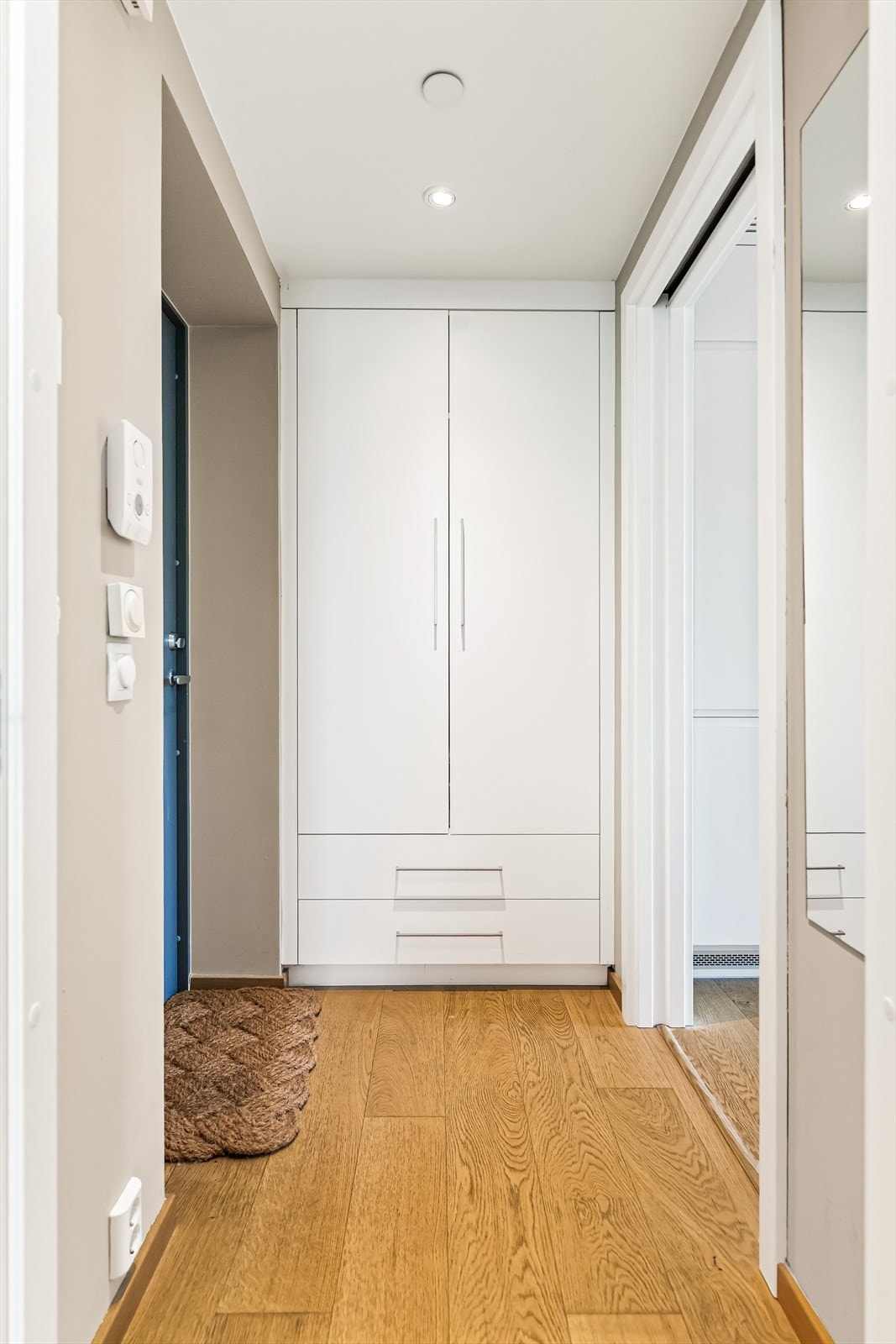 Innbydende entré/gang med parkettgulv, vannbåren gulvvarme og lyse fargevalg. Galleribilde