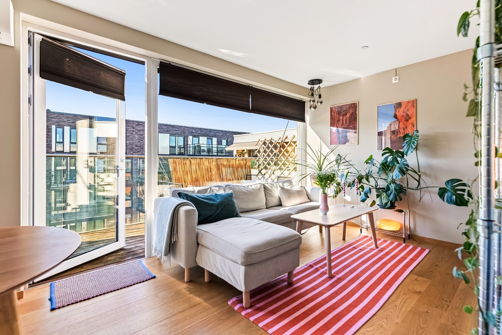 Stue- og kjøkkenløsningen er et moderne og tiltalende allrom med en god romløsning som gir flere innredningsmuligheter. Rommet har en elegant parkett på gulvet, vannbåren varme, og stilige fargevalg. Galleribilde