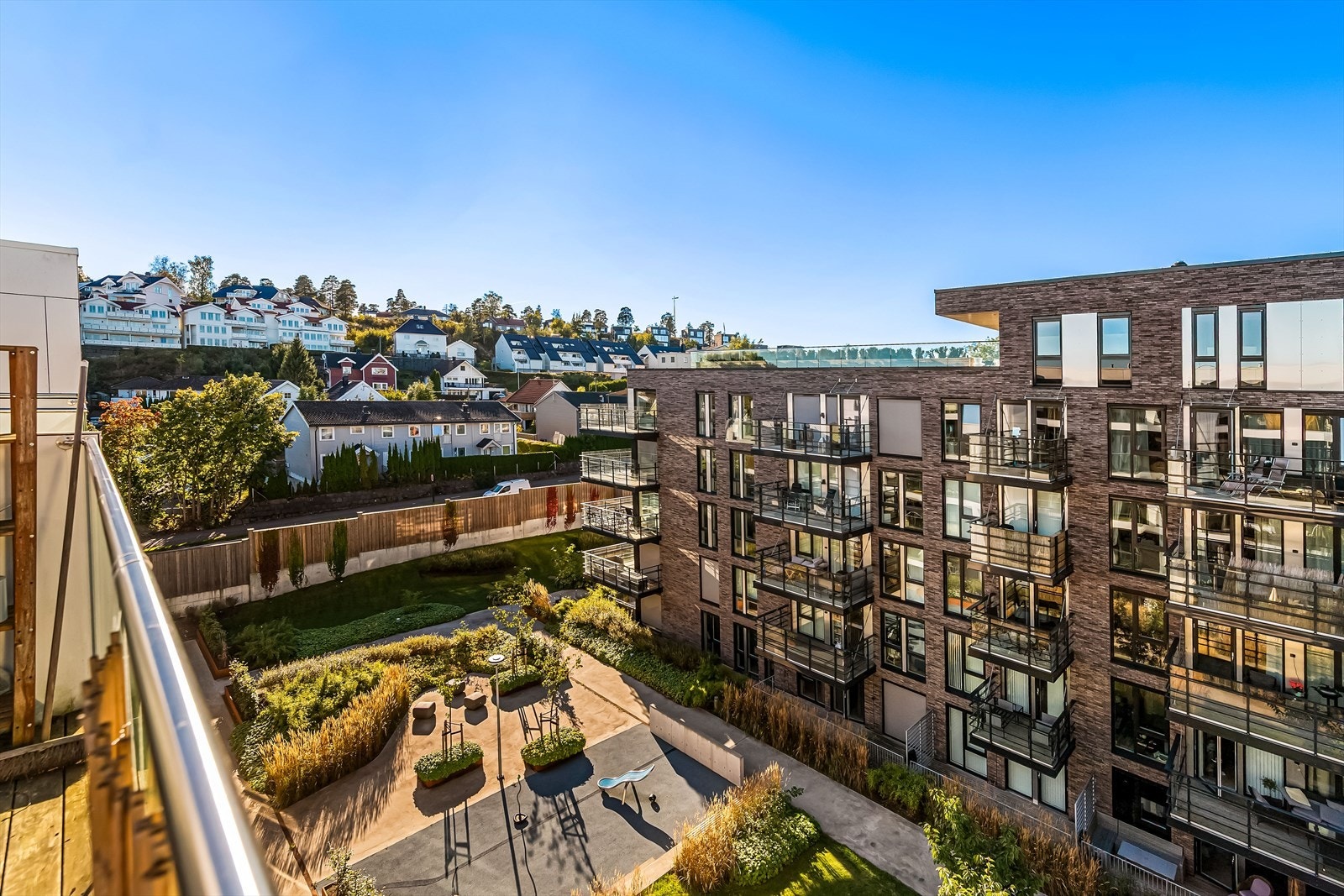 Det at den er vestvendt og plassert i byggets øverste etasje, sikrer meget gode solforhold. Galleribilde