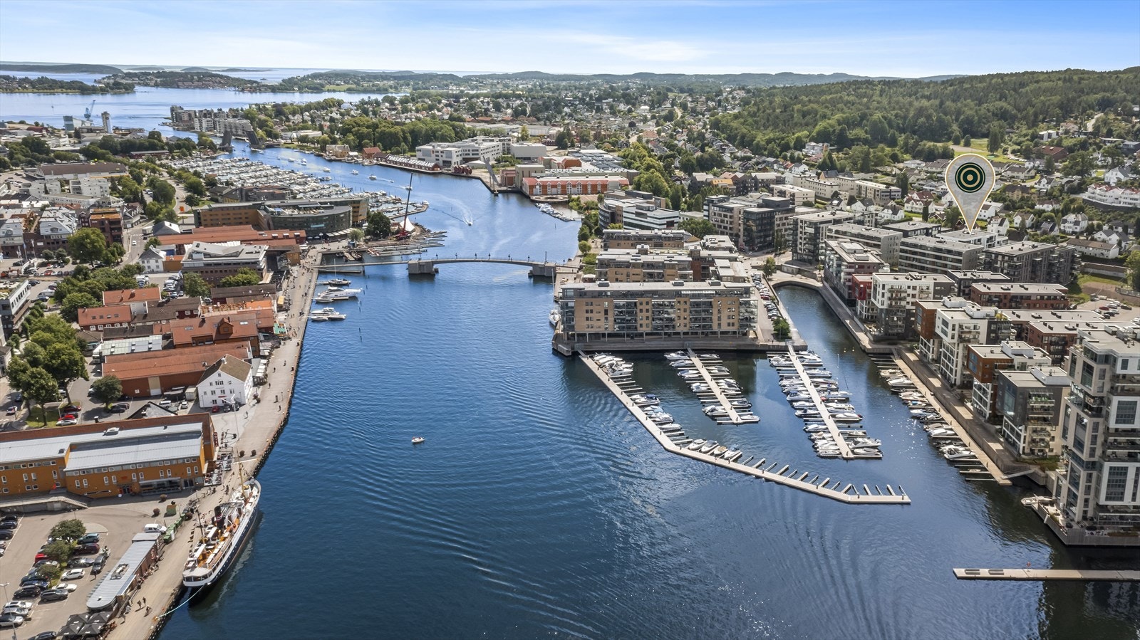 Tønsberg en populær by som har sitt absolutte høydepunkt på sommerstid, med stor turisme og et yrende folkeliv. Langs bryggene i Tønsberg kan du nyte av båtlivets gleder eller et stort utvalg av kulturtilbud, restauranter, kafeer og barer. Galleribilde