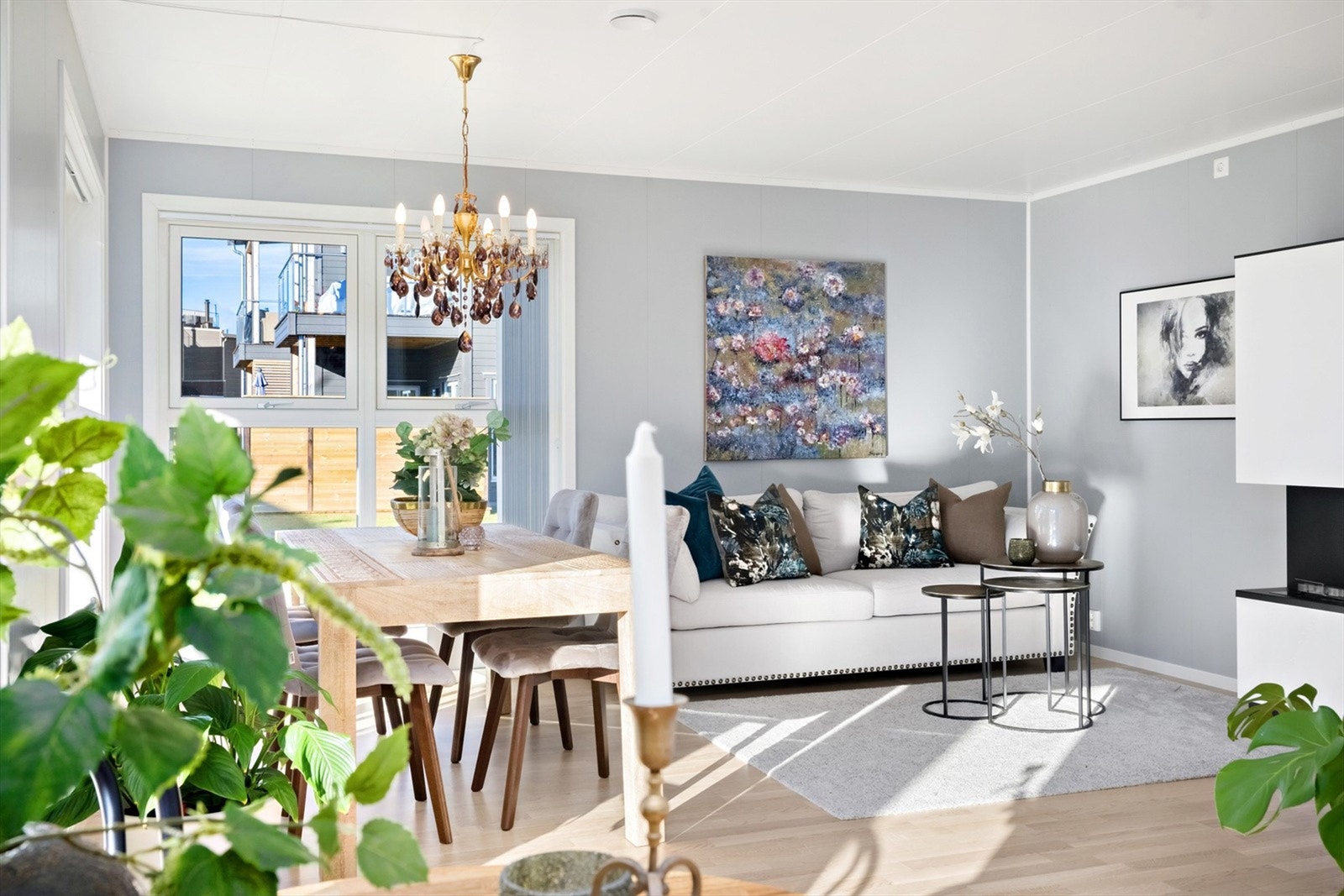 Stuen har store vindusflater som gir rikelig med dagslys inn. Galleribilde