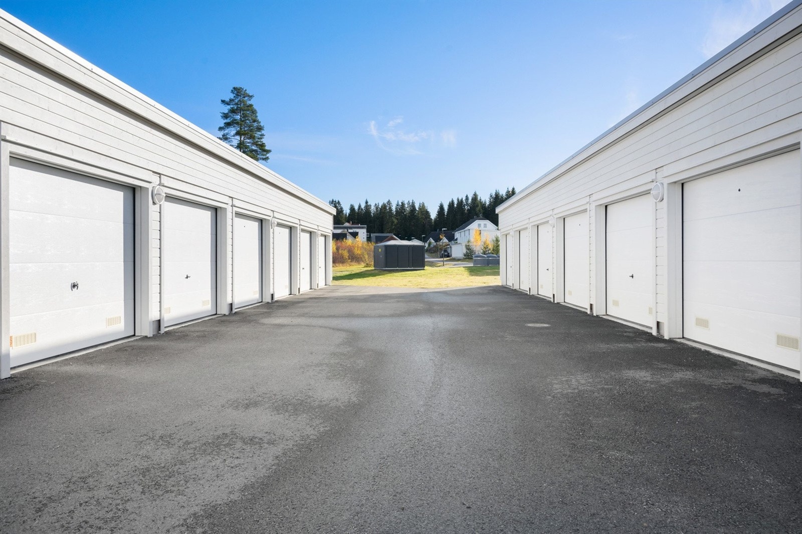 Boligen disponerer en parkeringsplass i garasjerekke Galleribilde