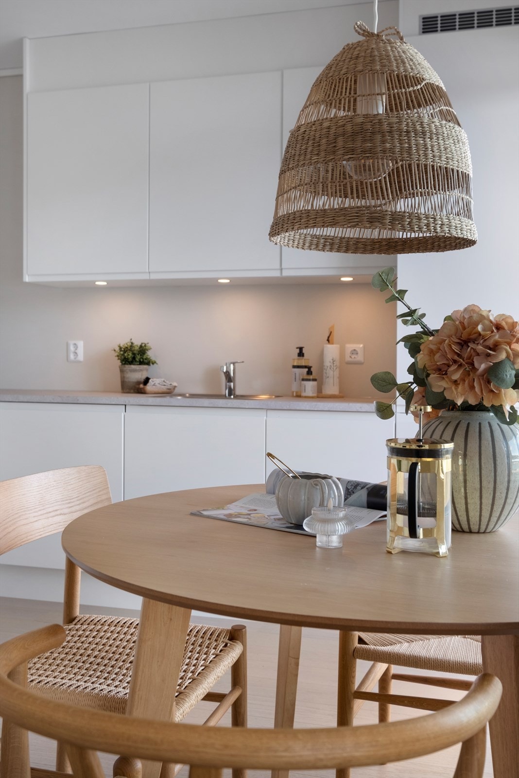 Lyst og tiltalende kjøkken fra HTH, utsikt og utgang til balkong via skyvedør Galleribilde