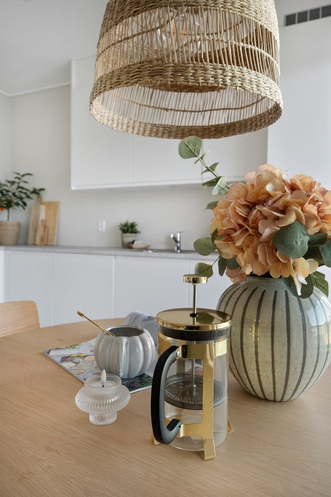 Lyst og tiltalende kjøkken fra HTH, utsikt og utgang til balkong via skyvedør Galleribilde