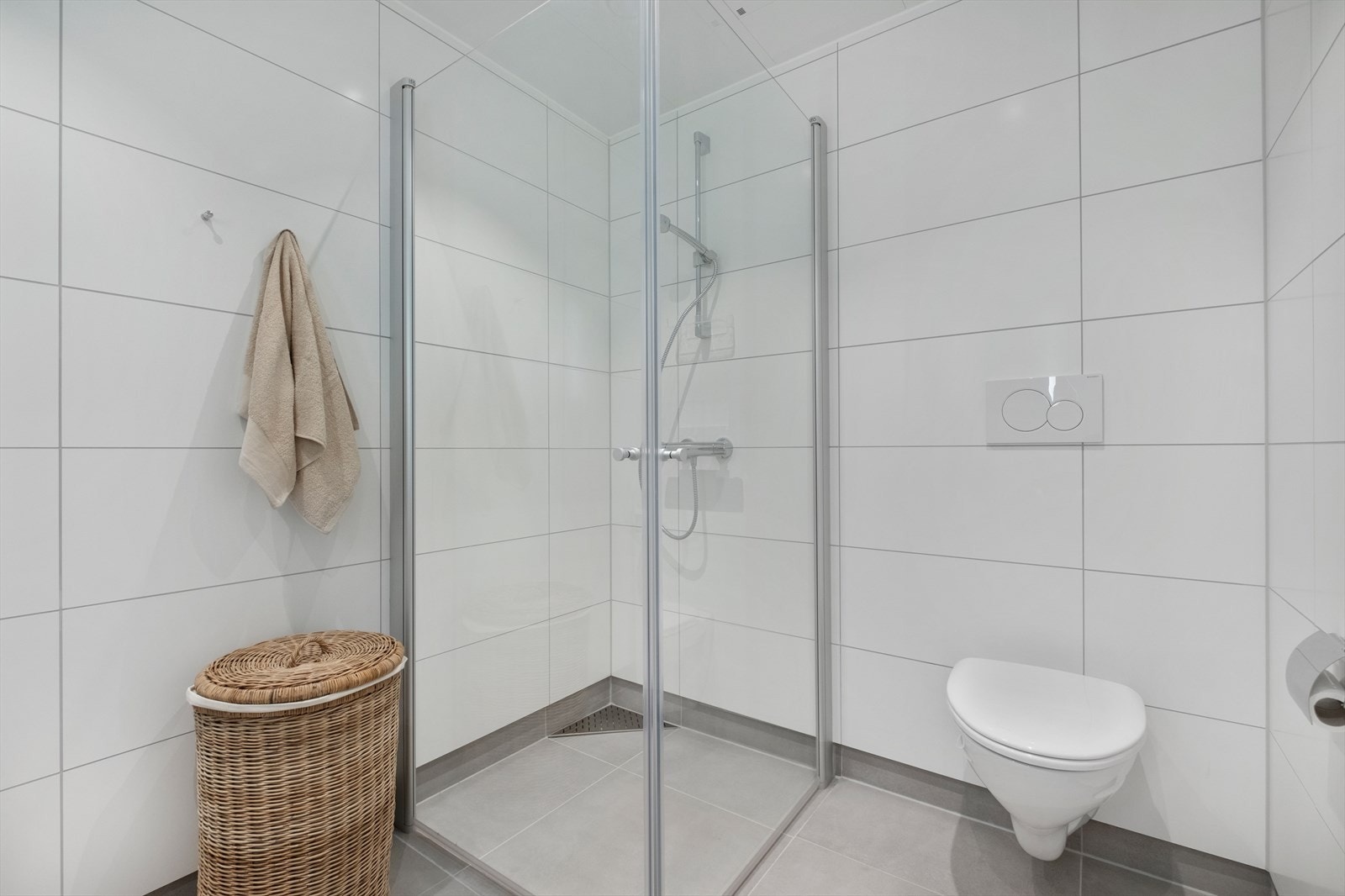 Flislagt bad med dusjhjørne Galleribilde