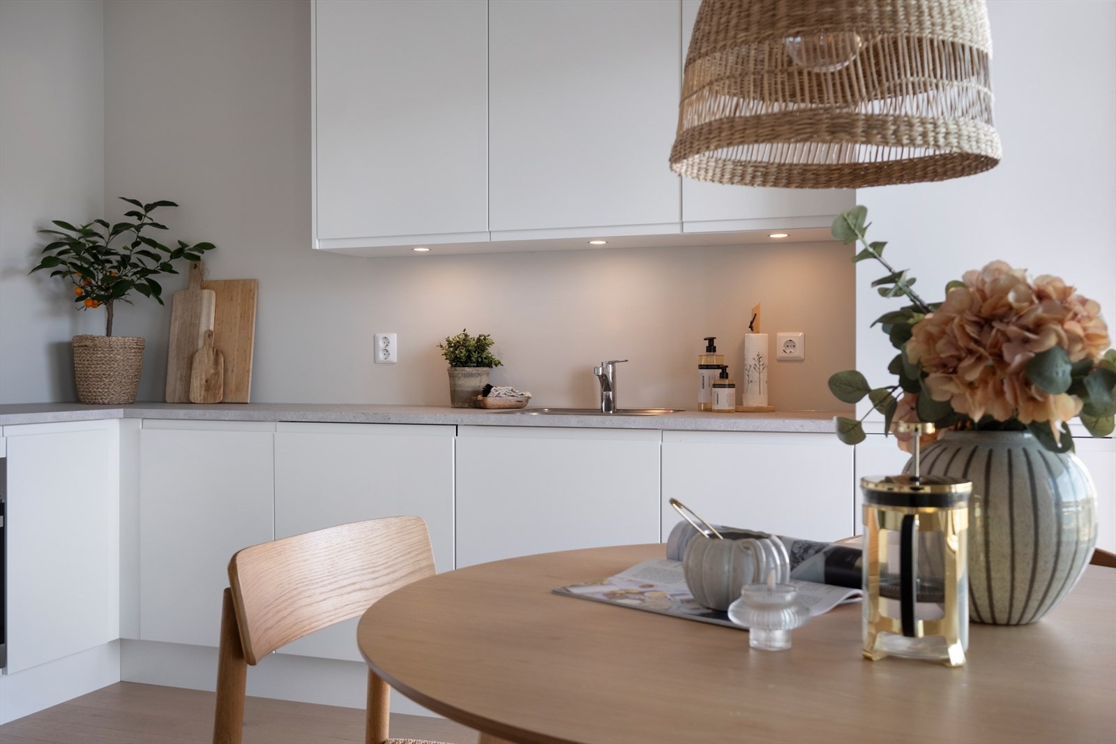 Lyst og tiltalende kjøkken fra HTH, utsikt og utgang til balkong via skyvedør Galleribilde