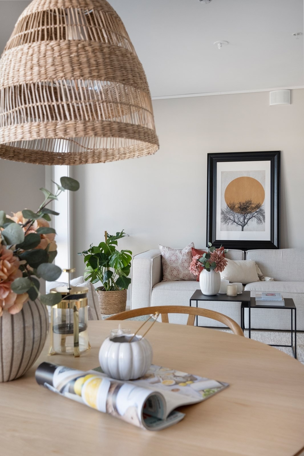 Lyst og tiltalende kjøkken fra HTH, utsikt og utgang til balkong via skyvedør Galleribilde