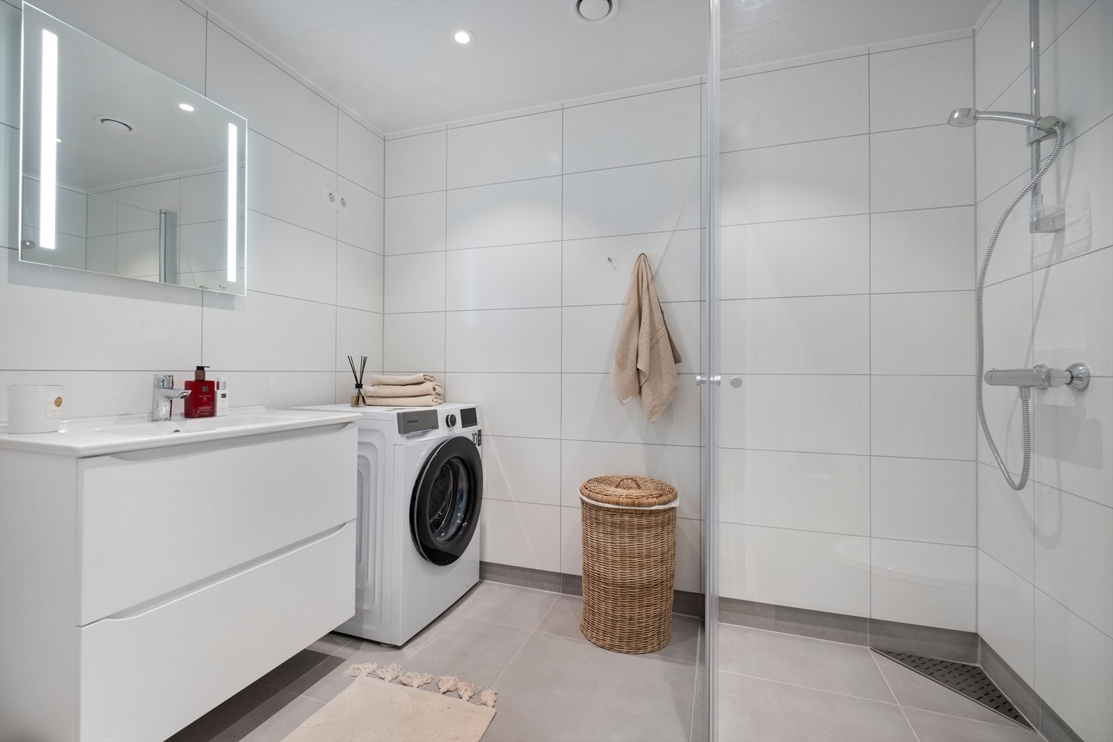 Romslig flislagt bad med downlights i hinlingen Galleribilde