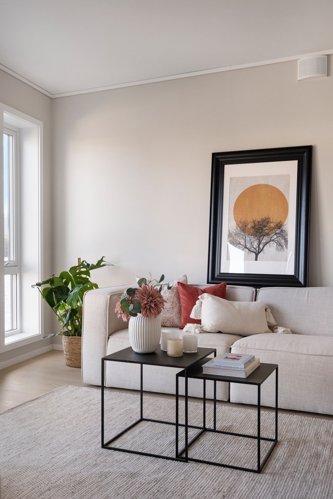 Lys og tiltalende stue med åpen kjøkkenløsning, utsikt og utgang til balkong via skyvedør Galleribilde