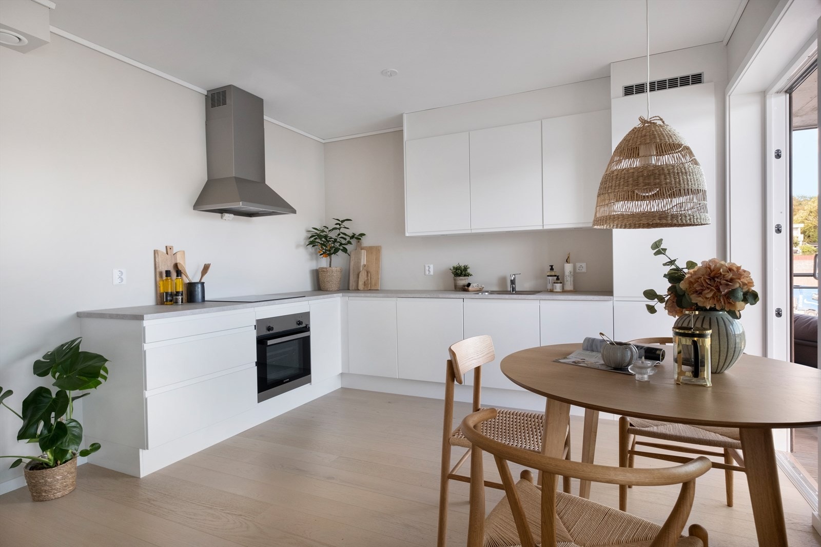 Lyst og tiltalende kjøkken fra HTH, utsikt og utgang til balkong via skyvedør Galleribilde